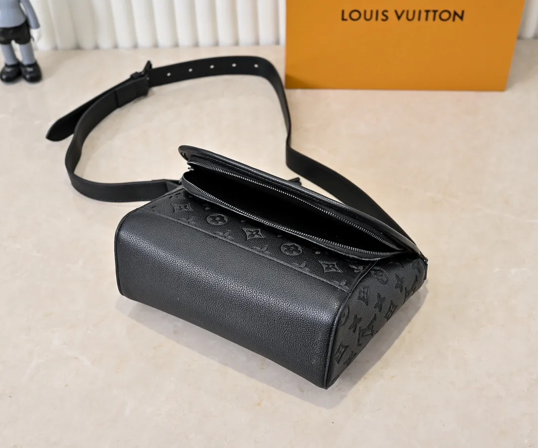💰240💰Upgraded from the original M12681 M12806 M12636 This Pulse messenger bag is exquisitely constructed with Monogram Eclipse canvas and equipped with a cord zipper puller for the outer pocket on the flap. The magnetic closure makes it easy to access items, and the leather shoulder strap can be adjusted using the side loops, making it ideal for shoulder or cross-body wear. 26.6 x 17.0 x 11.0 cm (length x height x width)