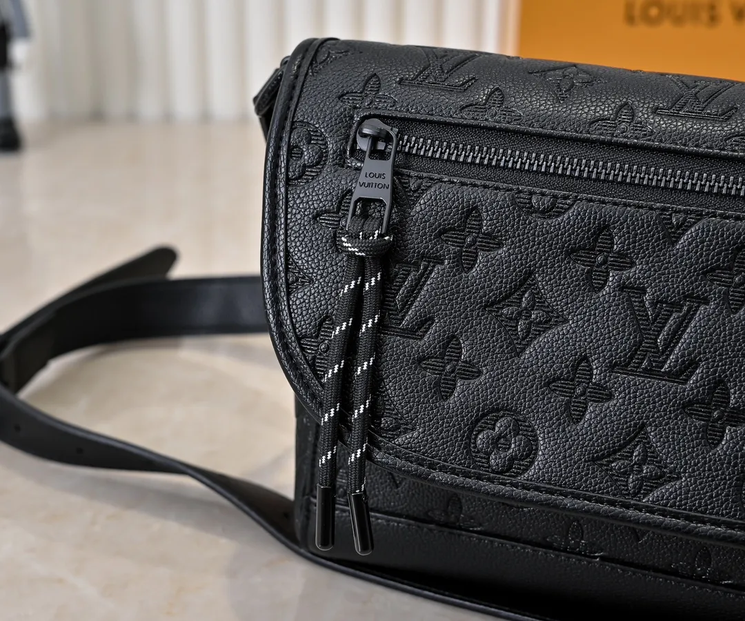 💰240💰Upgraded from the original M12681 M12806 M12636 This Pulse messenger bag is exquisitely constructed with Monogram Eclipse canvas and equipped with a cord zipper puller for the outer pocket on the flap. The magnetic closure makes it easy to access items, and the leather shoulder strap can be adjusted using the side loops, making it ideal for shoulder or cross-body wear. 26.6 x 17.0 x 11.0 cm (length x height x width)