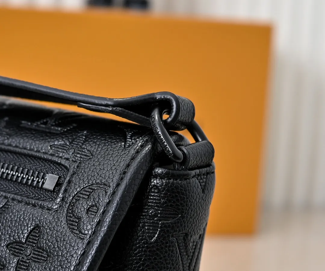 💰240💰Upgraded from the original M12681 M12806 M12636 This Pulse messenger bag is exquisitely constructed with Monogram Eclipse canvas and equipped with a cord zipper puller for the outer pocket on the flap. The magnetic closure makes it easy to access items, and the leather shoulder strap can be adjusted using the side loops, making it ideal for shoulder or cross-body wear. 26.6 x 17.0 x 11.0 cm (length x height x width)