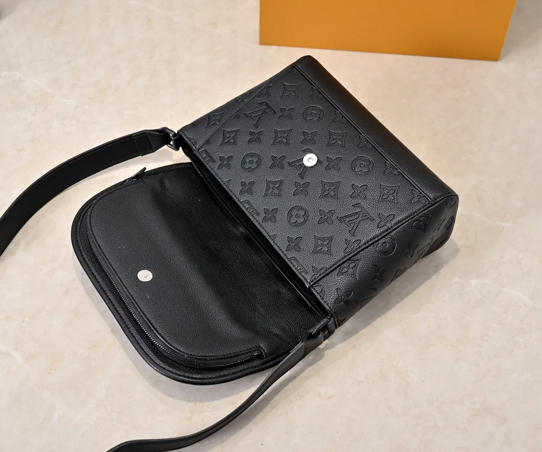 💰240💰Upgraded from the original M12681 M12806 M12636 This Pulse messenger bag is exquisitely constructed with Monogram Eclipse canvas and equipped with a cord zipper puller for the outer pocket on the flap. The magnetic closure makes it easy to access items, and the leather shoulder strap can be adjusted using the side loops, making it ideal for shoulder or cross-body wear. 26.6 x 17.0 x 11.0 cm (length x height x width)
