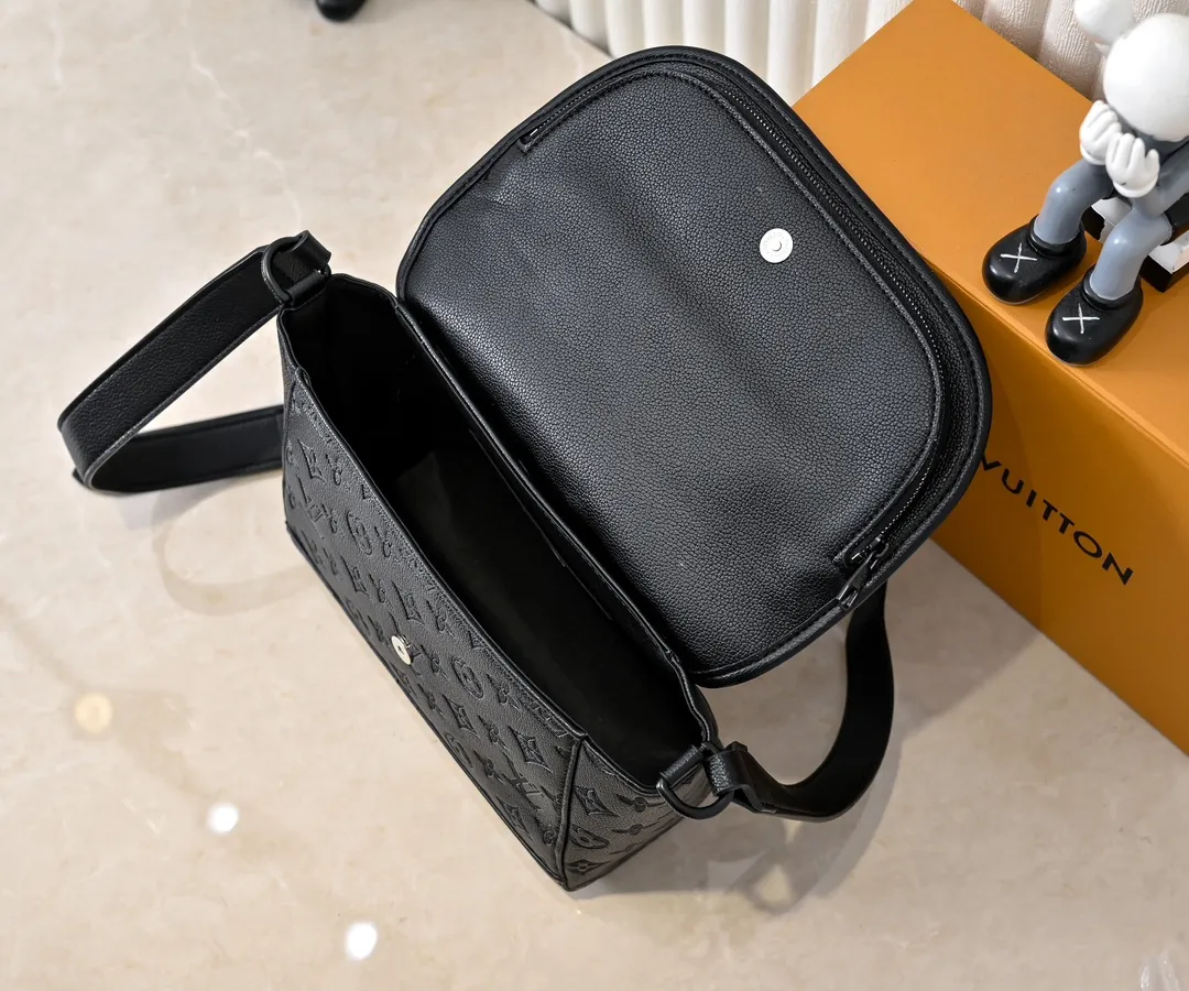 💰240💰Upgraded from the original M12681 M12806 M12636 This Pulse messenger bag is exquisitely constructed with Monogram Eclipse canvas and equipped with a cord zipper puller for the outer pocket on the flap. The magnetic closure makes it easy to access items, and the leather shoulder strap can be adjusted using the side loops, making it ideal for shoulder or cross-body wear. 26.6 x 17.0 x 11.0 cm (length x height x width)