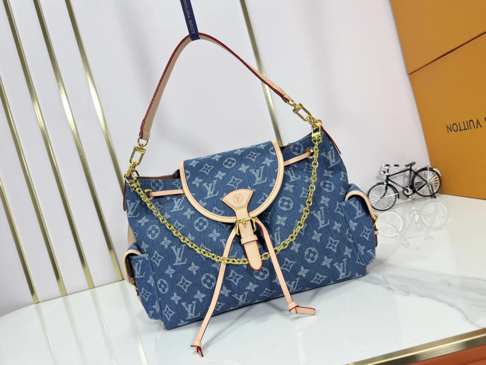 P300 M25085 M45501 upgraded original LV has been planted again! One shoulder ❥. Japanese second-hand vintagev presbyopic Takashi Murakami limited edition Vivian LV presbyopic limited edition! Super beautiful! Many Internet celebrities and trendy people are carrying this bag on one shoulder and across the body. It looks simple and looks very classy when paired with it! Really fascinated by the appearance. Size: 32*11*23cm