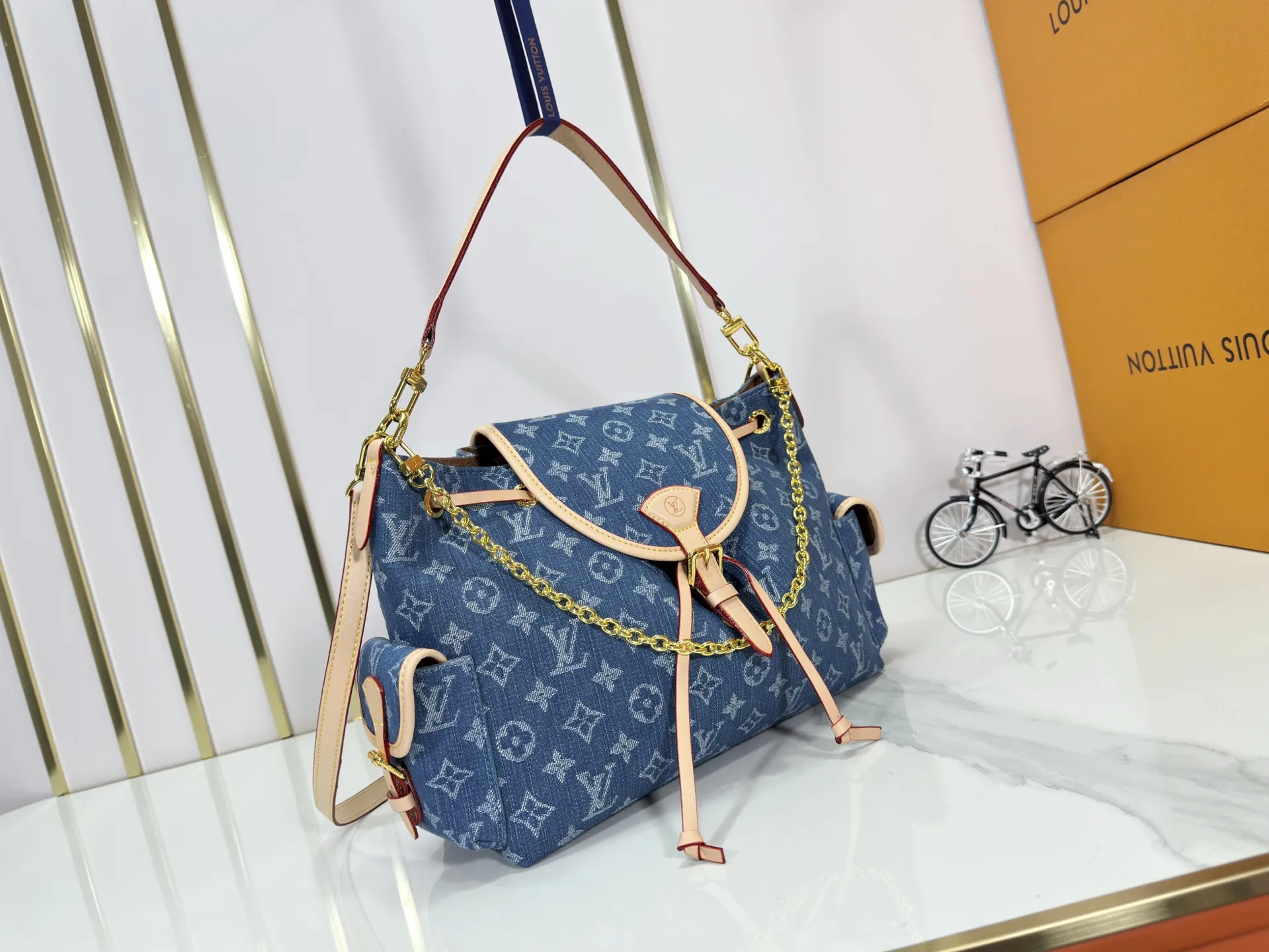 P300 M25085 M45501 upgraded original LV has been planted again! One shoulder ❥. Japanese second-hand vintagev presbyopic Takashi Murakami limited edition Vivian LV presbyopic limited edition! Super beautiful! Many Internet celebrities and trendy people are carrying this bag on one shoulder and across the body. It looks simple and looks very classy when paired with it! Really fascinated by the appearance. Size: 32*11*23cm