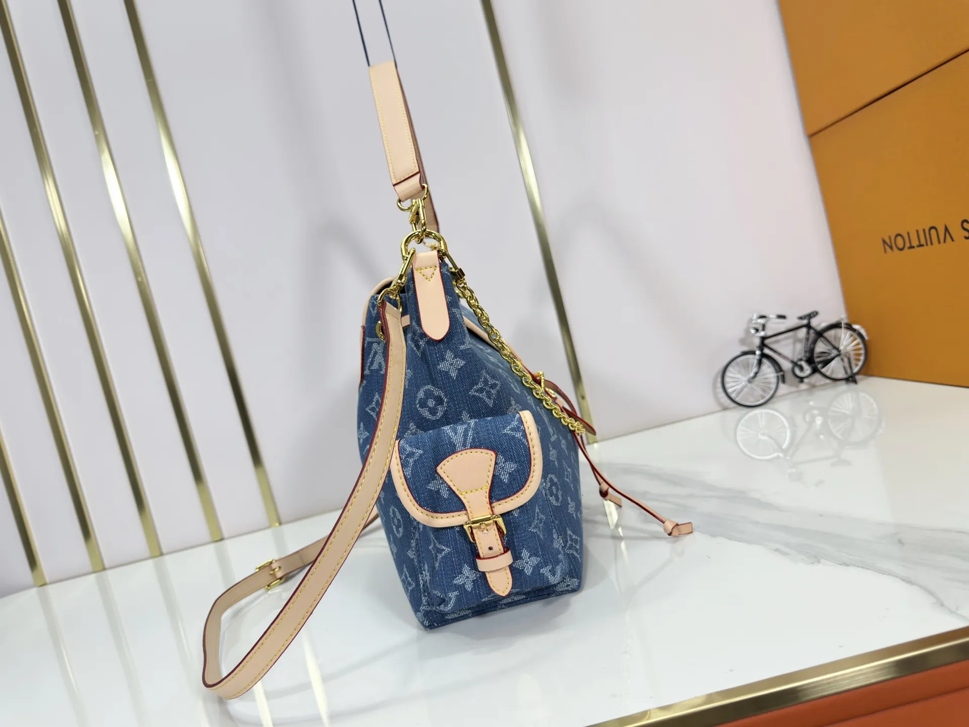 P300 M25085 M45501 upgraded original LV has been planted again! One shoulder ❥. Japanese second-hand vintagev presbyopic Takashi Murakami limited edition Vivian LV presbyopic limited edition! Super beautiful! Many Internet celebrities and trendy people are carrying this bag on one shoulder and across the body. It looks simple and looks very classy when paired with it! Really fascinated by the appearance. Size: 32*11*23cm