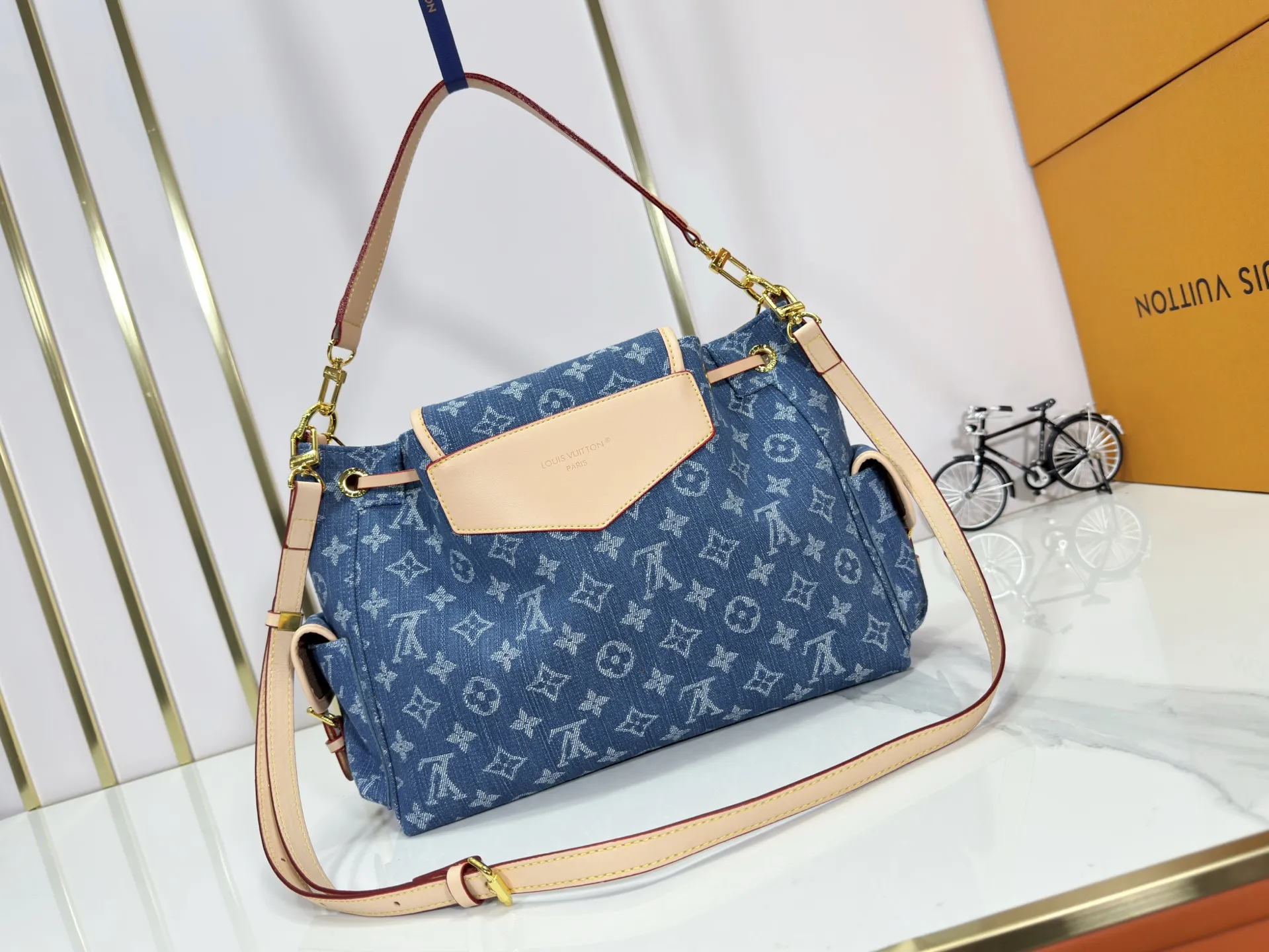 P300 M25085 M45501 upgraded original LV has been planted again! One shoulder ❥. Japanese second-hand vintagev presbyopic Takashi Murakami limited edition Vivian LV presbyopic limited edition! Super beautiful! Many Internet celebrities and trendy people are carrying this bag on one shoulder and across the body. It looks simple and looks very classy when paired with it! Really fascinated by the appearance. Size: 32*11*23cm