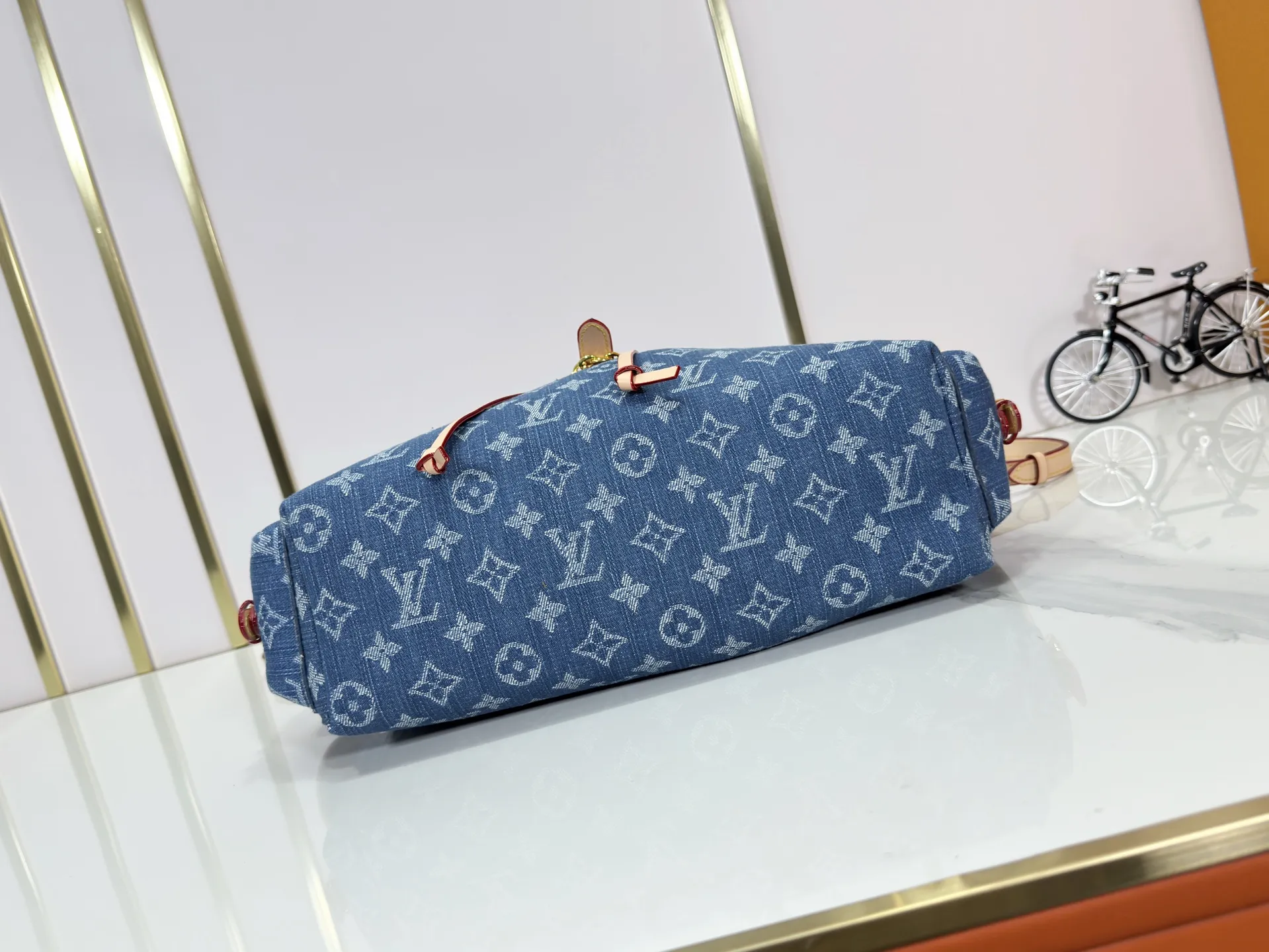 P300 M25085 M45501 upgraded original LV has been planted again! One shoulder ❥. Japanese second-hand vintagev presbyopic Takashi Murakami limited edition Vivian LV presbyopic limited edition! Super beautiful! Many Internet celebrities and trendy people are carrying this bag on one shoulder and across the body. It looks simple and looks very classy when paired with it! Really fascinated by the appearance. Size: 32*11*23cm