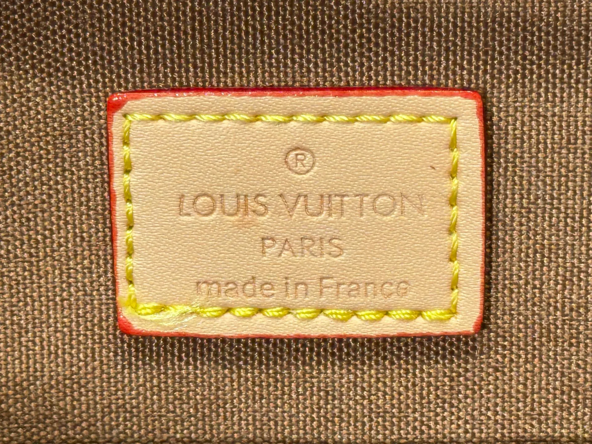 P300 M25085 M45501 upgraded original LV has been planted again! One shoulder ❥. Japanese second-hand vintagev presbyopic Takashi Murakami limited edition Vivian LV presbyopic limited edition! Super beautiful! Many Internet celebrities and trendy people are carrying this bag on one shoulder and across the body. It looks simple and looks very classy when paired with it! Really fascinated by the appearance. Size: 32*11*23cm