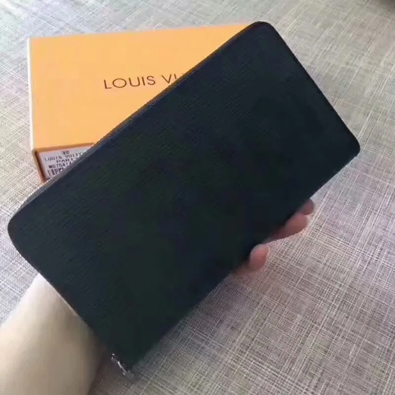 P140 Large M67543 Single Pull Incorporates Supreme's iconic rectangular Box logo into the new Monogram pattern. In addition to the strong collaboration between the two fashion symbols, this special collaboration also symbolizes the passionate dance of New York street style and Louis Vuitton's French elegance. Louis Vuitton embarks on a creative journey of integrating different things to create new highlights. Size 21.11