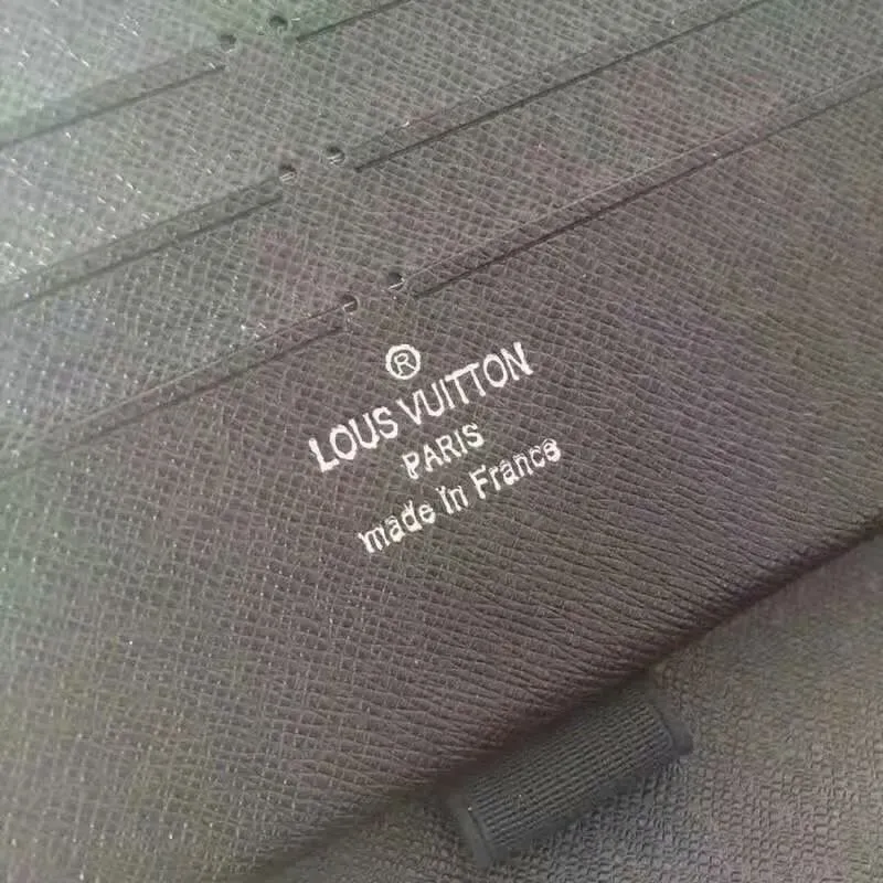 P140 Large M67543 Single Pull Incorporates Supreme's iconic rectangular Box logo into the new Monogram pattern. In addition to the strong collaboration between the two fashion symbols, this special collaboration also symbolizes the passionate dance of New York street style and Louis Vuitton's French elegance. Louis Vuitton embarks on a creative journey of integrating different things to create new highlights. Size 21.11