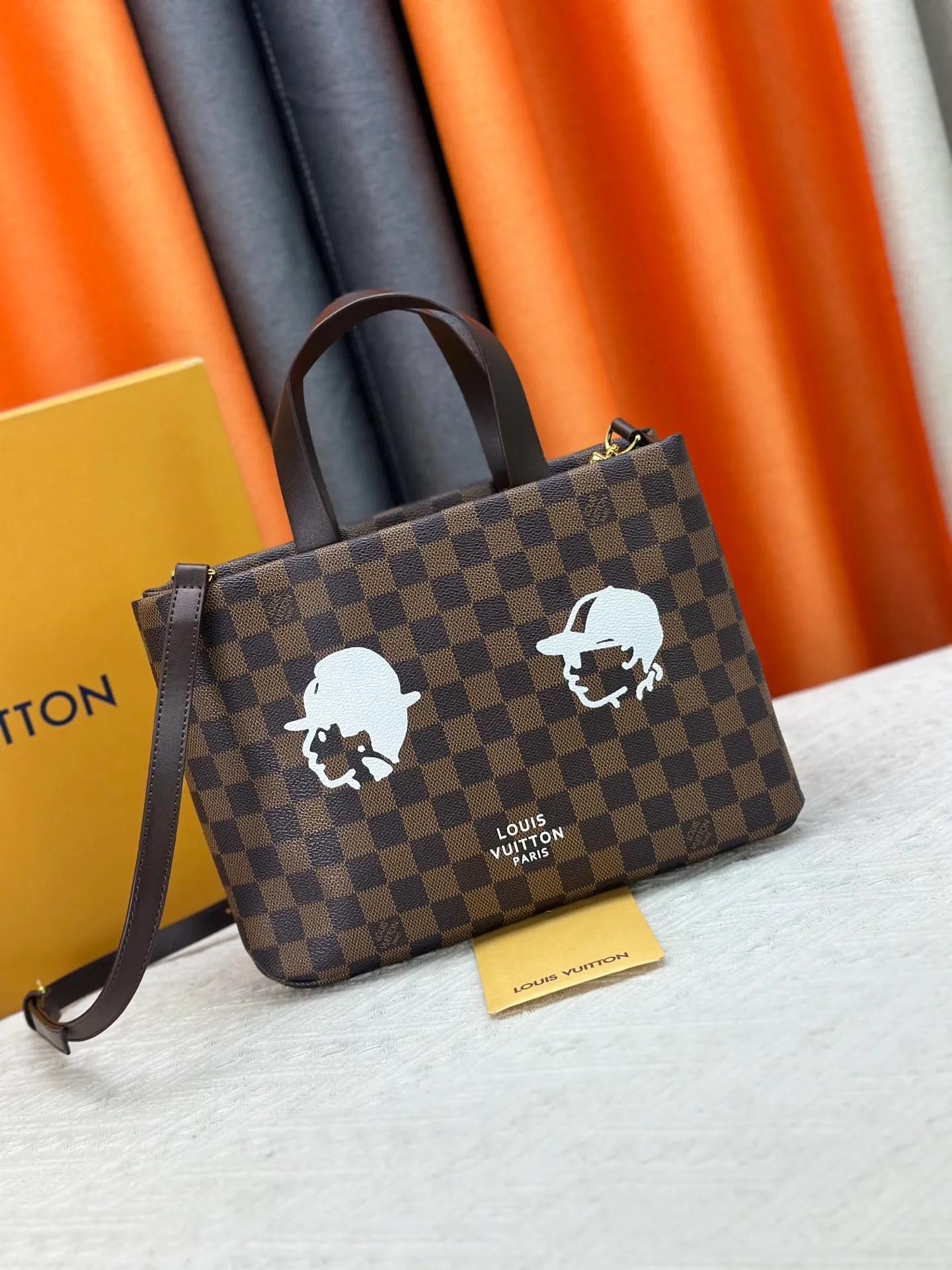 P280 M13940 Brown Gradient Pink Gradient Blue Khaki Colored Plaid Black Plaid Presbyopia Orange Black Green Pink PHARREL and NIGO collection’s joint series Top original order This Shopper medium handbag draws inspiration from Louis Vuitton shopping bags, with the words Louis Vuitton and Maison Fondée En 1854 written on soft cow leather, with a top handle and a detachable shoulder strap. 25x19x11 • Cow leather • Cow leather trim • Textile lining • Metal hardware • Musketon closure • Main compartment • Zip pocket • Double patch pockets • Handles: Double handle