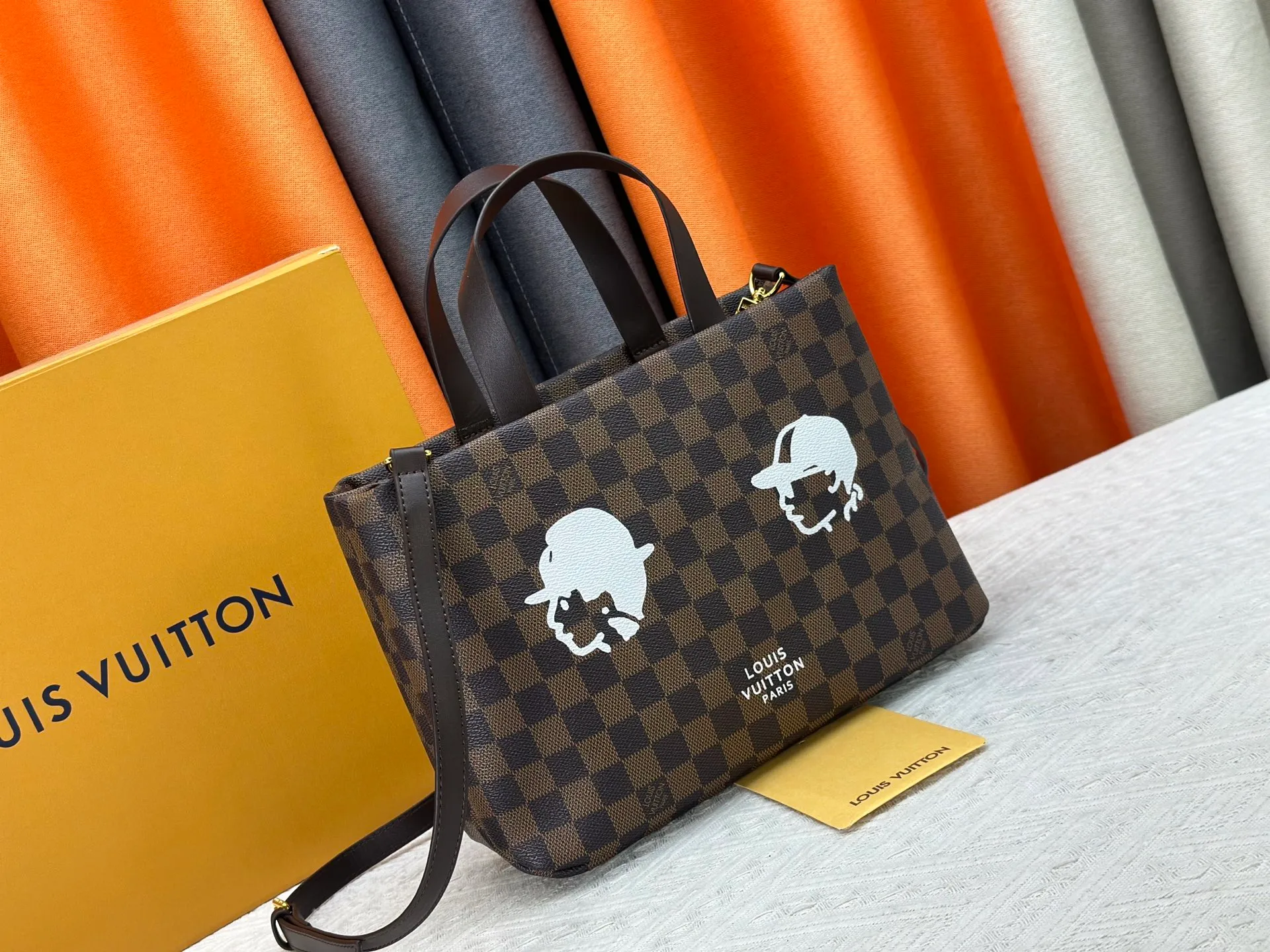 P280 M13940 Brown Gradient Pink Gradient Blue Khaki Colored Plaid Black Plaid Presbyopia Orange Black Green Pink PHARREL and NIGO collection’s joint series Top original order This Shopper medium handbag draws inspiration from Louis Vuitton shopping bags, with the words Louis Vuitton and Maison Fondée En 1854 written on soft cow leather, with a top handle and a detachable shoulder strap. 25x19x11 • Cow leather • Cow leather trim • Textile lining • Metal hardware • Musketon closure • Main compartment • Zip pocket • Double patch pockets • Handles: Double handle