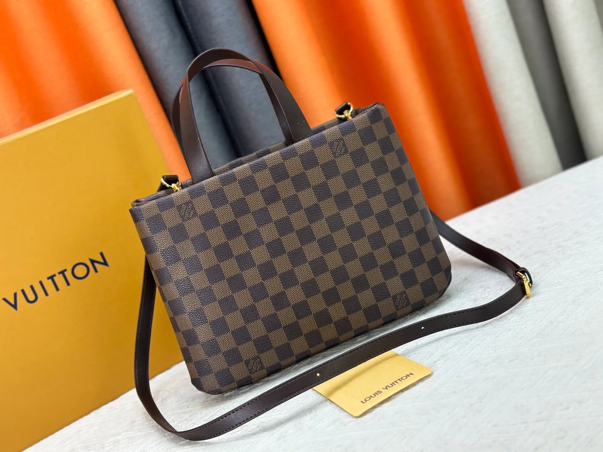 P280 M13940 Brown Gradient Pink Gradient Blue Khaki Colored Plaid Black Plaid Presbyopia Orange Black Green Pink PHARREL and NIGO collection’s joint series Top original order This Shopper medium handbag draws inspiration from Louis Vuitton shopping bags, with the words Louis Vuitton and Maison Fondée En 1854 written on soft cow leather, with a top handle and a detachable shoulder strap. 25x19x11 • Cow leather • Cow leather trim • Textile lining • Metal hardware • Musketon closure • Main compartment • Zip pocket • Double patch pockets • Handles: Double handle