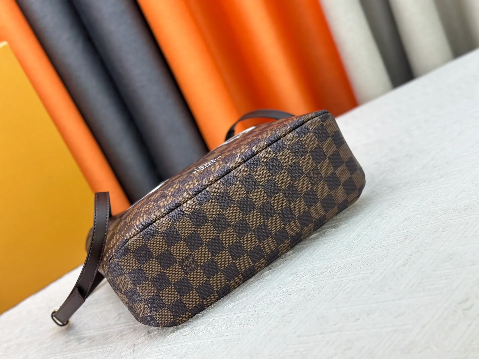 P280 M13940 Brown Gradient Pink Gradient Blue Khaki Colored Plaid Black Plaid Presbyopia Orange Black Green Pink PHARREL and NIGO collection’s joint series Top original order This Shopper medium handbag draws inspiration from Louis Vuitton shopping bags, with the words Louis Vuitton and Maison Fondée En 1854 written on soft cow leather, with a top handle and a detachable shoulder strap. 25x19x11 • Cow leather • Cow leather trim • Textile lining • Metal hardware • Musketon closure • Main compartment • Zip pocket • Double patch pockets • Handles: Double handle