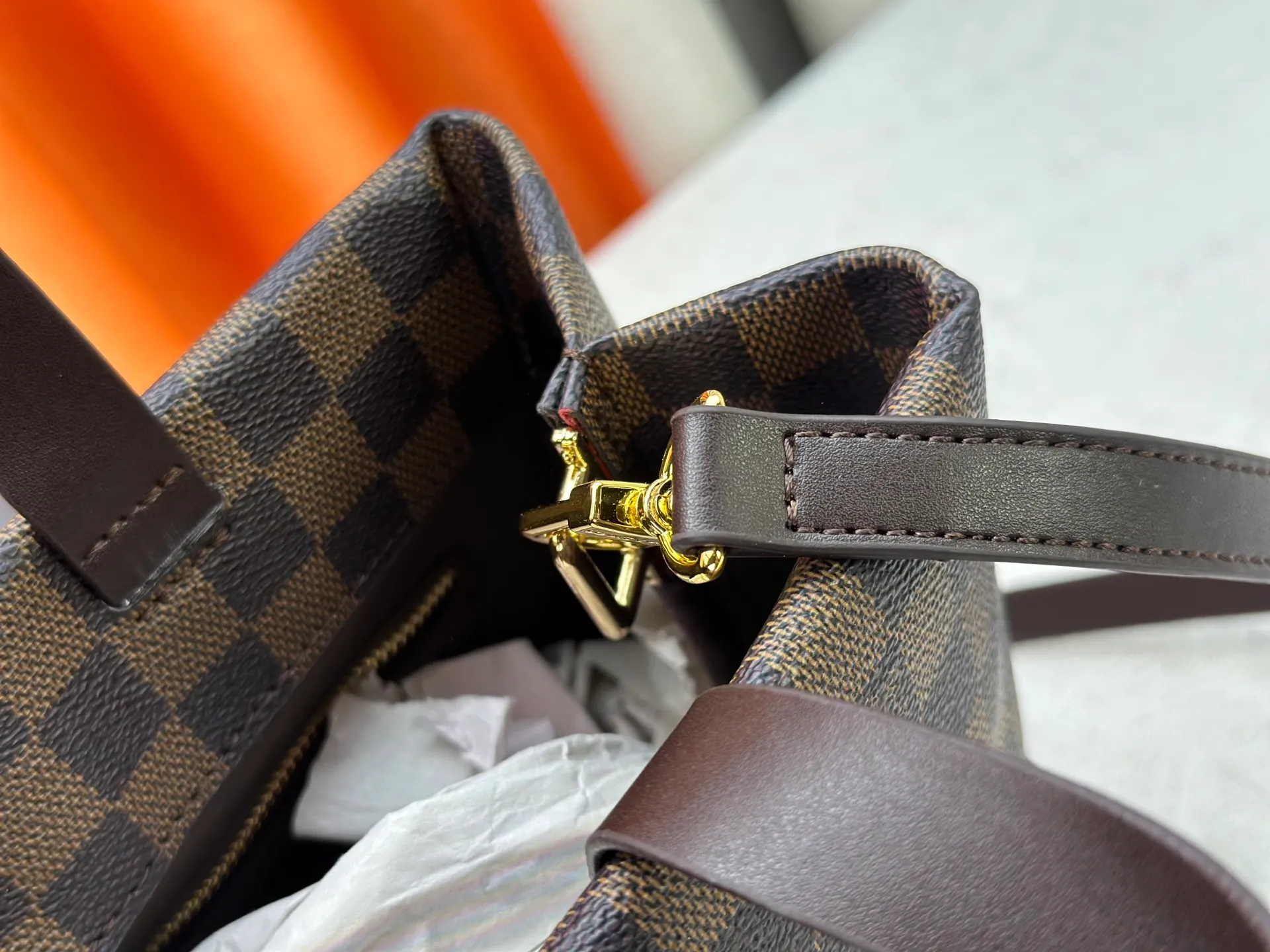 P280 M13940 Brown Gradient Pink Gradient Blue Khaki Colored Plaid Black Plaid Presbyopia Orange Black Green Pink PHARREL and NIGO collection’s joint series Top original order This Shopper medium handbag draws inspiration from Louis Vuitton shopping bags, with the words Louis Vuitton and Maison Fondée En 1854 written on soft cow leather, with a top handle and a detachable shoulder strap. 25x19x11 • Cow leather • Cow leather trim • Textile lining • Metal hardware • Musketon closure • Main compartment • Zip pocket • Double patch pockets • Handles: Double handle
