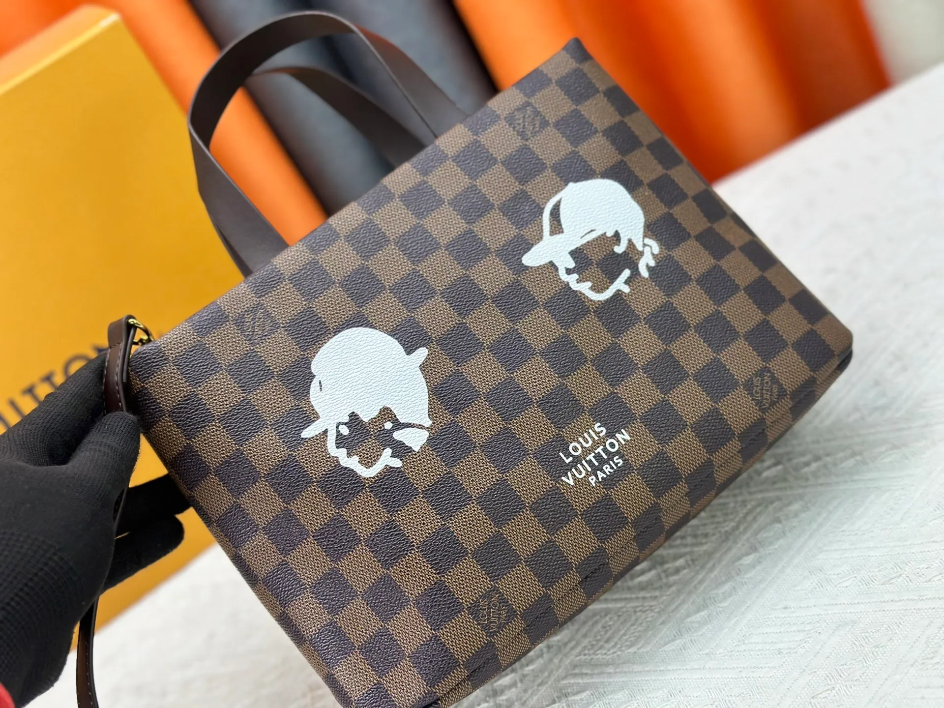 P280 M13940 Brown Gradient Pink Gradient Blue Khaki Colored Plaid Black Plaid Presbyopia Orange Black Green Pink PHARREL and NIGO collection’s joint series Top original order This Shopper medium handbag draws inspiration from Louis Vuitton shopping bags, with the words Louis Vuitton and Maison Fondée En 1854 written on soft cow leather, with a top handle and a detachable shoulder strap. 25x19x11 • Cow leather • Cow leather trim • Textile lining • Metal hardware • Musketon closure • Main compartment • Zip pocket • Double patch pockets • Handles: Double handle