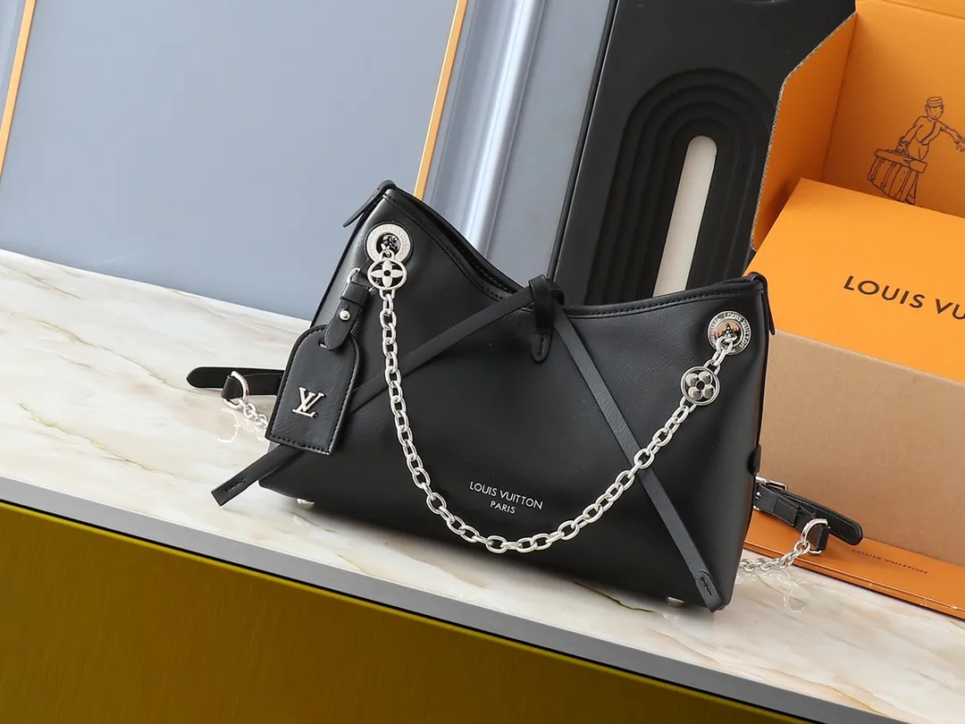 💰220💰Upgraded from the original M13014 M24860. This CarryAll BB handbag is made of Monogram canvas and decorated with Monogram flowers on the dazzling chain, lighting up day and night occasions with a trendy look. A leather name tag complements the lace-up closure, and an interior zippered pocket provides easy access to your credit cards. Dimensions: 26.0 x 17.0 x 10.0 cm (length x height x width)