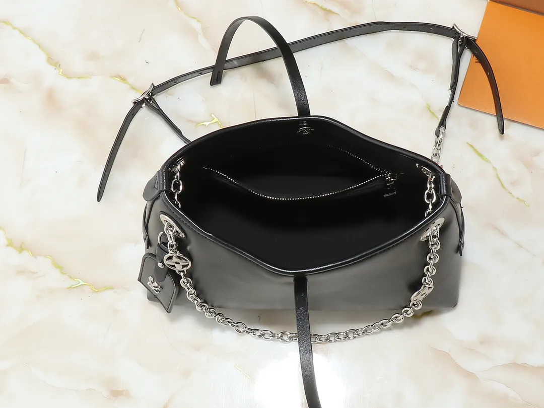 💰220💰Upgraded from the original M13014 M24860. This CarryAll BB handbag is made of Monogram canvas and decorated with Monogram flowers on the dazzling chain, lighting up day and night occasions with a trendy look. A leather name tag complements the lace-up closure, and an interior zippered pocket provides easy access to your credit cards. Dimensions: 26.0 x 17.0 x 10.0 cm (length x height x width)