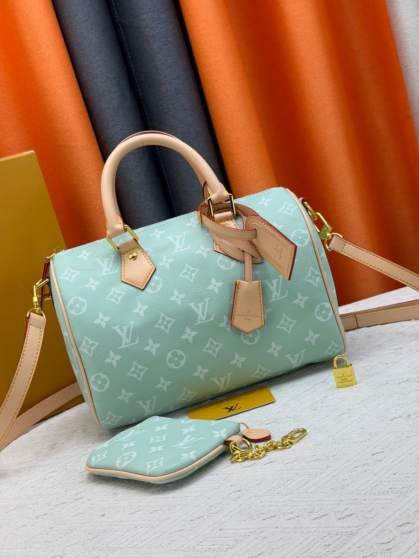 P270 Upgraded original version (with pebbled leather) M13902 M24423 M24424 M24425 M24426 M24443 M11561 M11562 M13912 Speedy Bandoulière 25 handbag is made of cow leather, showing a unique sun-kissed gradient effect. A perfect everyday choice, the Speedy comes with a removable leather storage bag lined with luxurious sheepskin leather. The double handle design combined with the adjustable and detachable shoulder strap provides a variety of carrying methods to easily cope with different occasions. Dimensions: 25.0 x 15.0 x 15.0 cm (length x height x width)