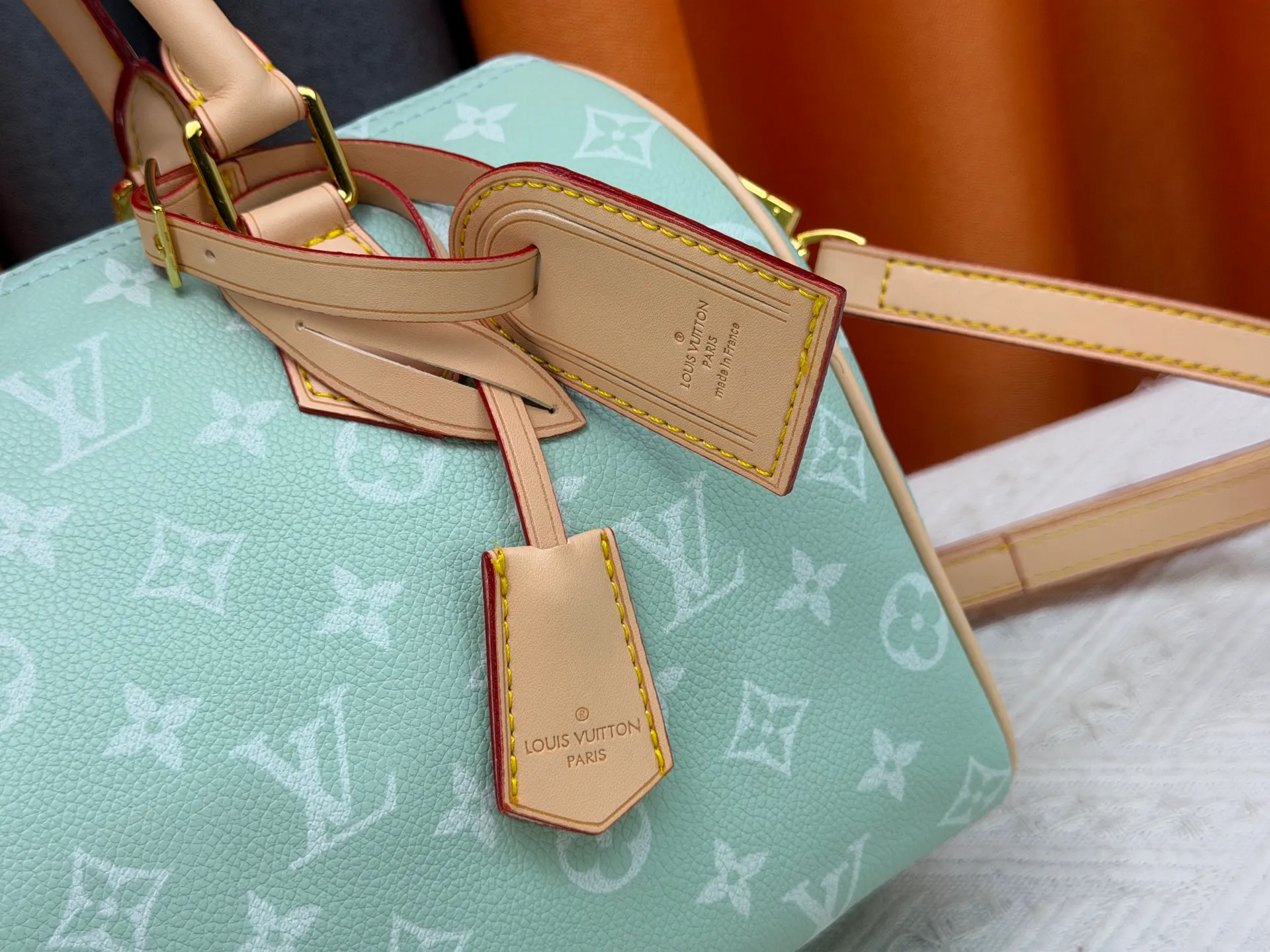 P270 Upgraded original version (with pebbled leather) M13902 M24423 M24424 M24425 M24426 M24443 M11561 M11562 M13912 Speedy Bandoulière 25 handbag is made of cow leather, showing a unique sun-kissed gradient effect. A perfect everyday choice, the Speedy comes with a removable leather storage bag lined with luxurious sheepskin leather. The double handle design combined with the adjustable and detachable shoulder strap provides a variety of carrying methods to easily cope with different occasions. Dimensions: 25.0 x 15.0 x 15.0 cm (length x height x width)