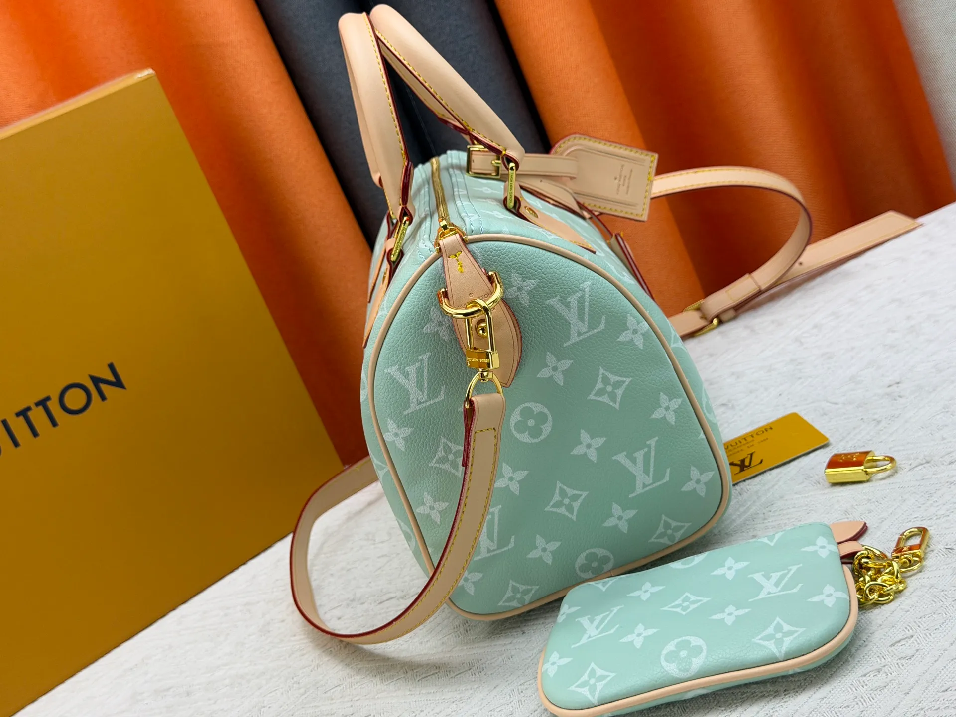P270 Upgraded original version (with pebbled leather) M13902 M24423 M24424 M24425 M24426 M24443 M11561 M11562 M13912 Speedy Bandoulière 25 handbag is made of cow leather, showing a unique sun-kissed gradient effect. A perfect everyday choice, the Speedy comes with a removable leather storage bag lined with luxurious sheepskin leather. The double handle design combined with the adjustable and detachable shoulder strap provides a variety of carrying methods to easily cope with different occasions. Dimensions: 25.0 x 15.0 x 15.0 cm (length x height x width)