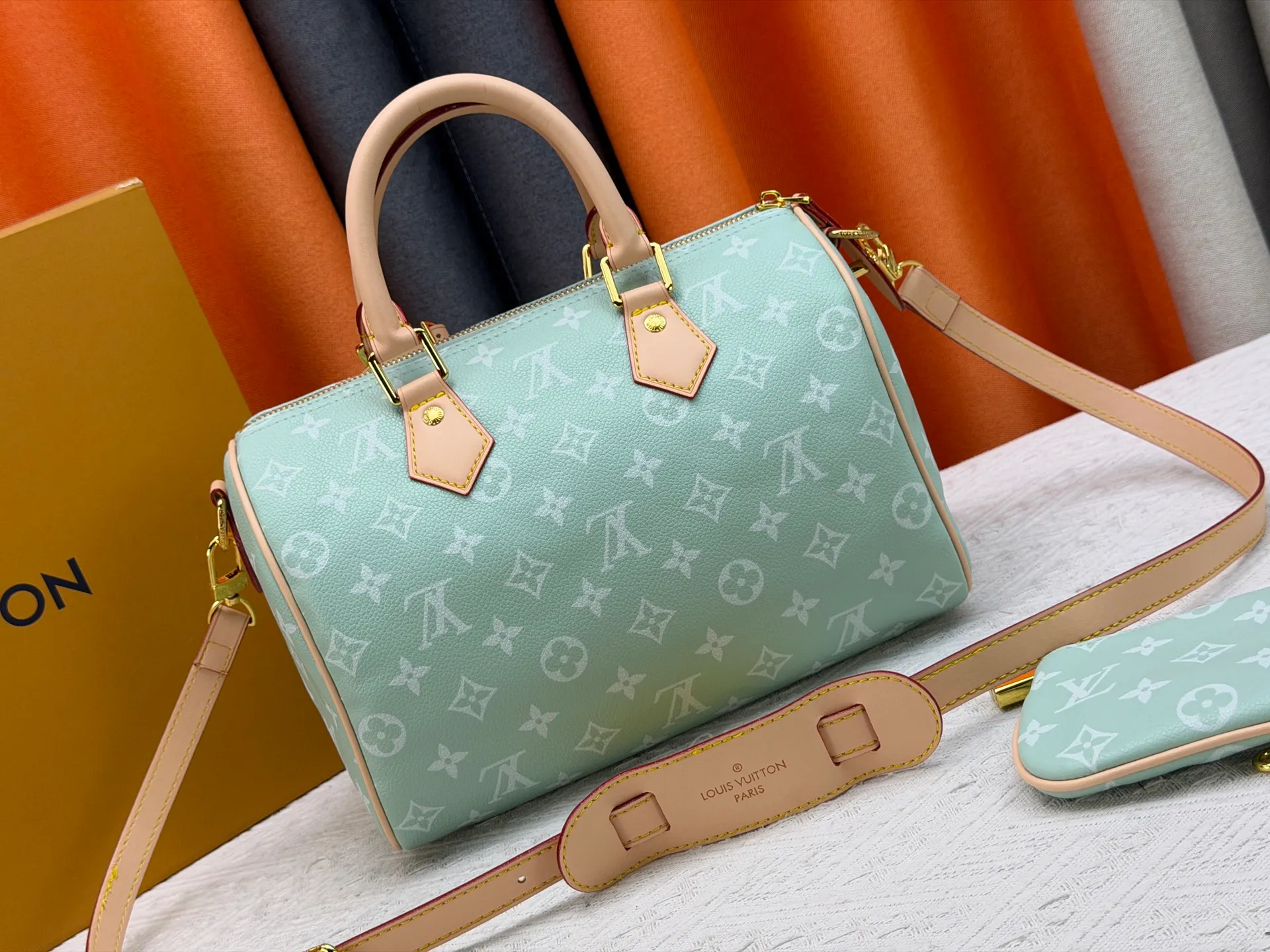 P270 Upgraded original version (with pebbled leather) M13902 M24423 M24424 M24425 M24426 M24443 M11561 M11562 M13912 Speedy Bandoulière 25 handbag is made of cow leather, showing a unique sun-kissed gradient effect. A perfect everyday choice, the Speedy comes with a removable leather storage bag lined with luxurious sheepskin leather. The double handle design combined with the adjustable and detachable shoulder strap provides a variety of carrying methods to easily cope with different occasions. Dimensions: 25.0 x 15.0 x 15.0 cm (length x height x width)