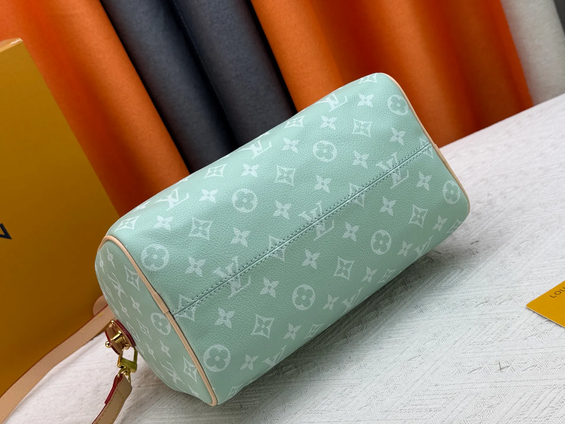 P270 Upgraded original version (with pebbled leather) M13902 M24423 M24424 M24425 M24426 M24443 M11561 M11562 M13912 Speedy Bandoulière 25 handbag is made of cow leather, showing a unique sun-kissed gradient effect. A perfect everyday choice, the Speedy comes with a removable leather storage bag lined with luxurious sheepskin leather. The double handle design combined with the adjustable and detachable shoulder strap provides a variety of carrying methods to easily cope with different occasions. Dimensions: 25.0 x 15.0 x 15.0 cm (length x height x width)