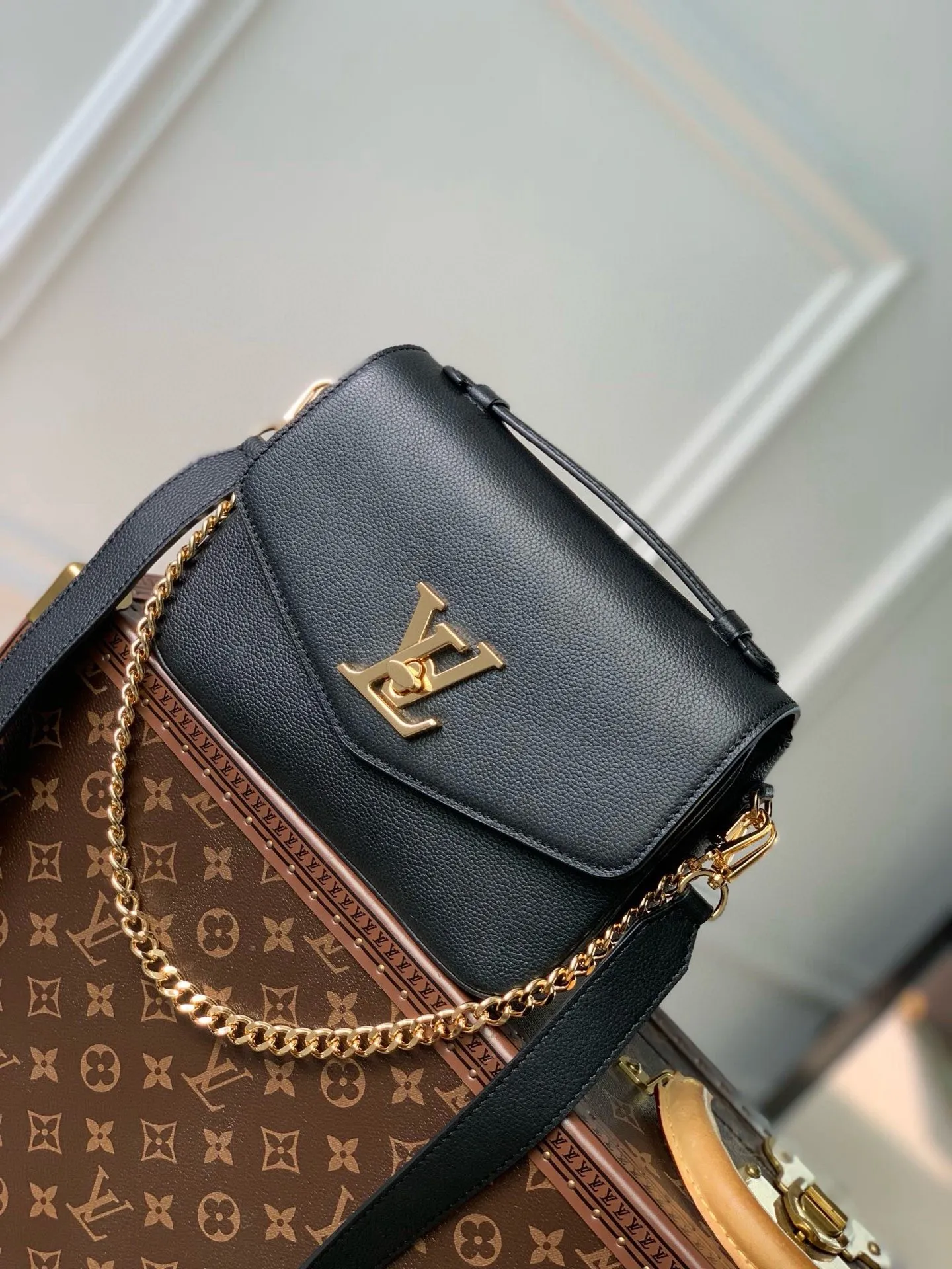 💰1140 (top layer leather) top original M22735 Oxford handbag is made of soft grain leather, with dazzling metal parts to highlight the brand style. The detachable chain and adjustable leather strap allow for a variety of carrying options, adding a dynamic feel to everyday life and day and night occasions. 22.0 x 16.0 x 9.5 cm (length x height x width)