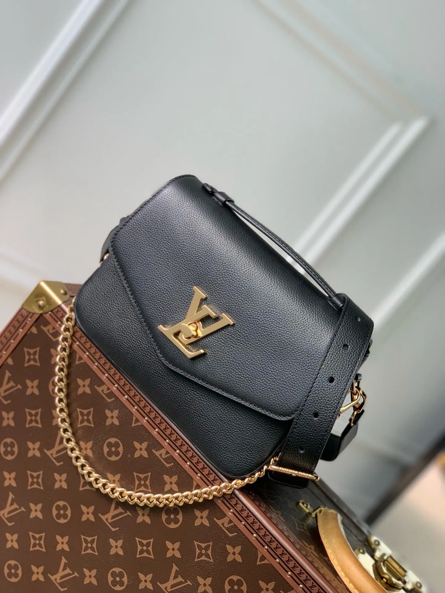 💰1140 (top layer leather) top original M22735 Oxford handbag is made of soft grain leather, with dazzling metal parts to highlight the brand style. The detachable chain and adjustable leather strap allow for a variety of carrying options, adding a dynamic feel to everyday life and day and night occasions. 22.0 x 16.0 x 9.5 cm (length x height x width)