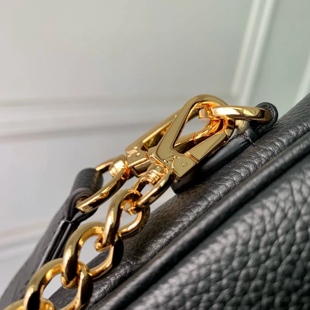 💰1140 (top layer leather) top original M22735 Oxford handbag is made of soft grain leather, with dazzling metal parts to highlight the brand style. The detachable chain and adjustable leather strap allow for a variety of carrying options, adding a dynamic feel to everyday life and day and night occasions. 22.0 x 16.0 x 9.5 cm (length x height x width)