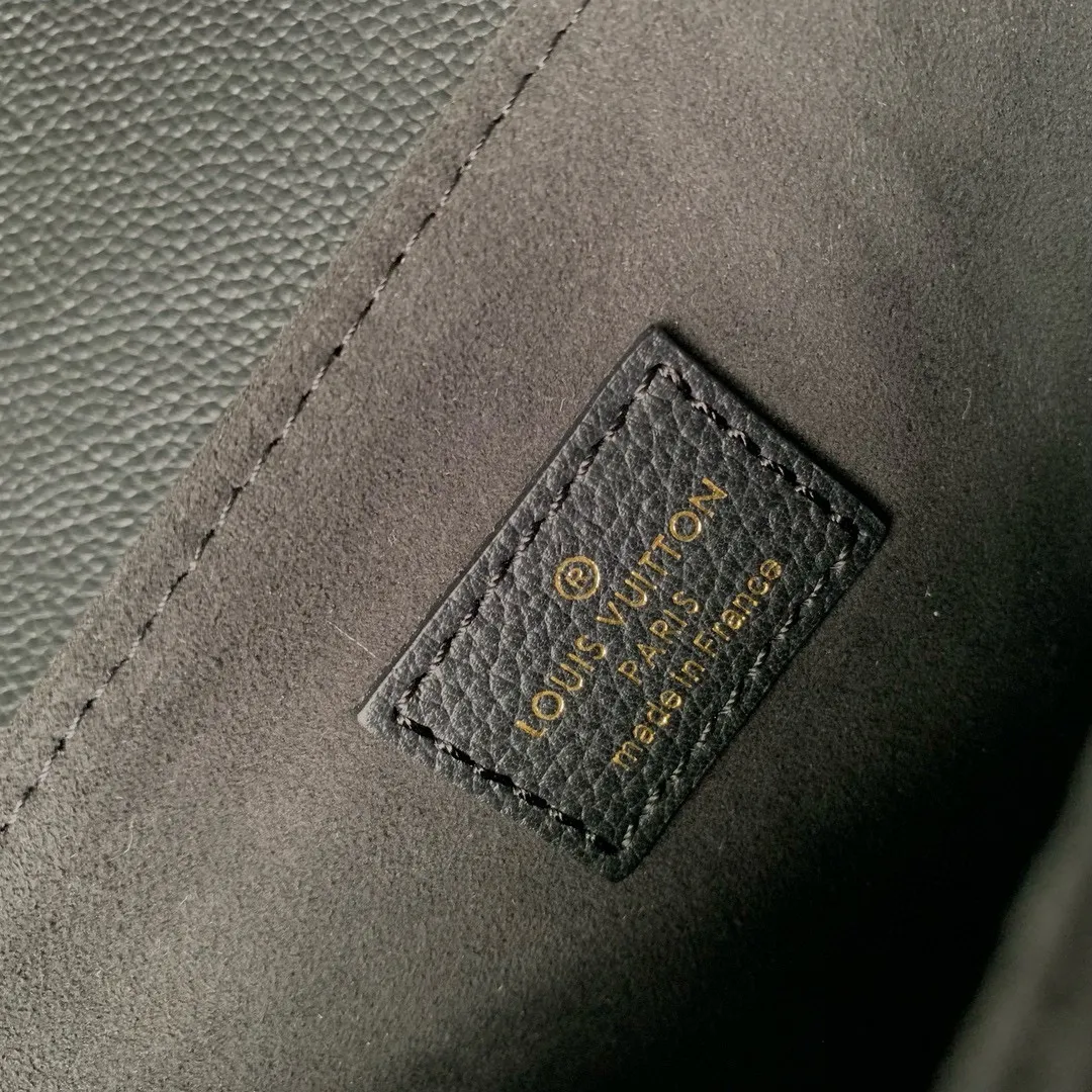 💰1140 (top layer leather) top original M22735 Oxford handbag is made of soft grain leather, with dazzling metal parts to highlight the brand style. The detachable chain and adjustable leather strap allow for a variety of carrying options, adding a dynamic feel to everyday life and day and night occasions. 22.0 x 16.0 x 9.5 cm (length x height x width)