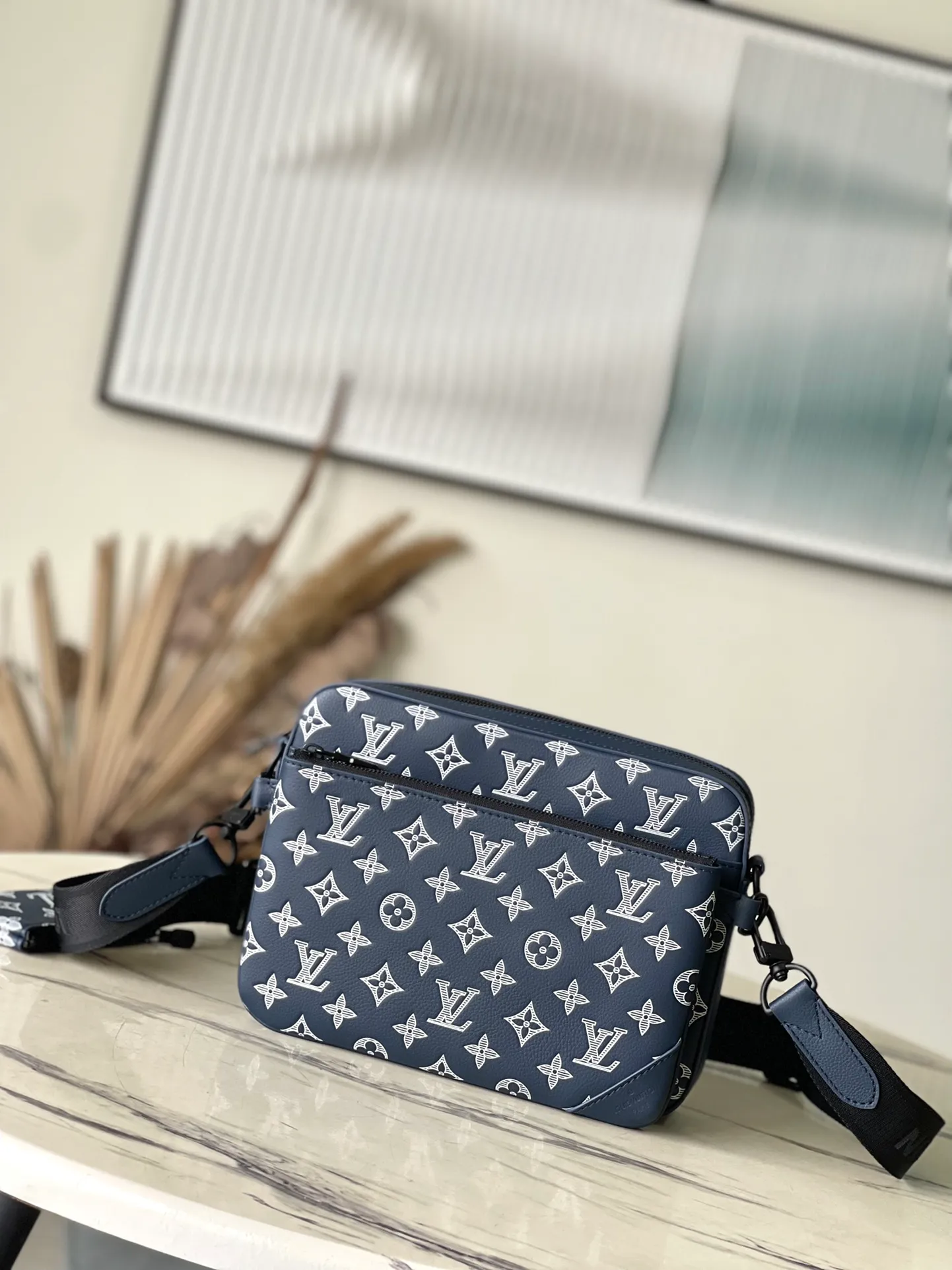 💰1160 (top layer leather) top original order M24753 This Tro messenger bag is made of Monogram Shadow cow leather. The Monogram pattern is depicted using embossing and printing processes, with a matte effect to highlight the silly atmosphere. The coin purse, main compartment and removable front pocket can all be used separately for a three-in-one function. Dimensions: 25 × 18.5 × 7cm