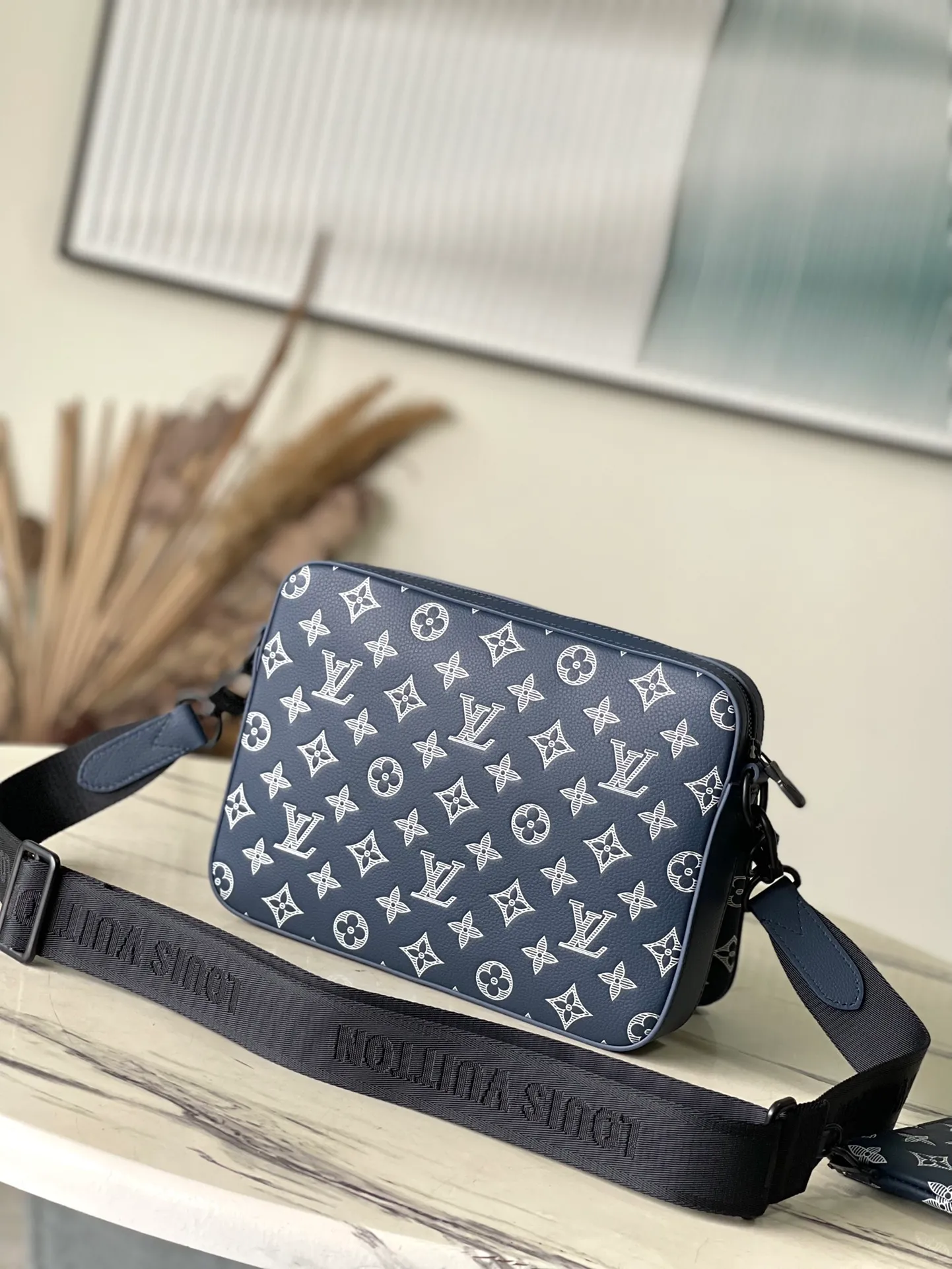💰1160 (top layer leather) top original order M24753 This Tro messenger bag is made of Monogram Shadow cow leather. The Monogram pattern is depicted using embossing and printing processes, with a matte effect to highlight the silly atmosphere. The coin purse, main compartment and removable front pocket can all be used separately for a three-in-one function. Dimensions: 25 × 18.5 × 7cm