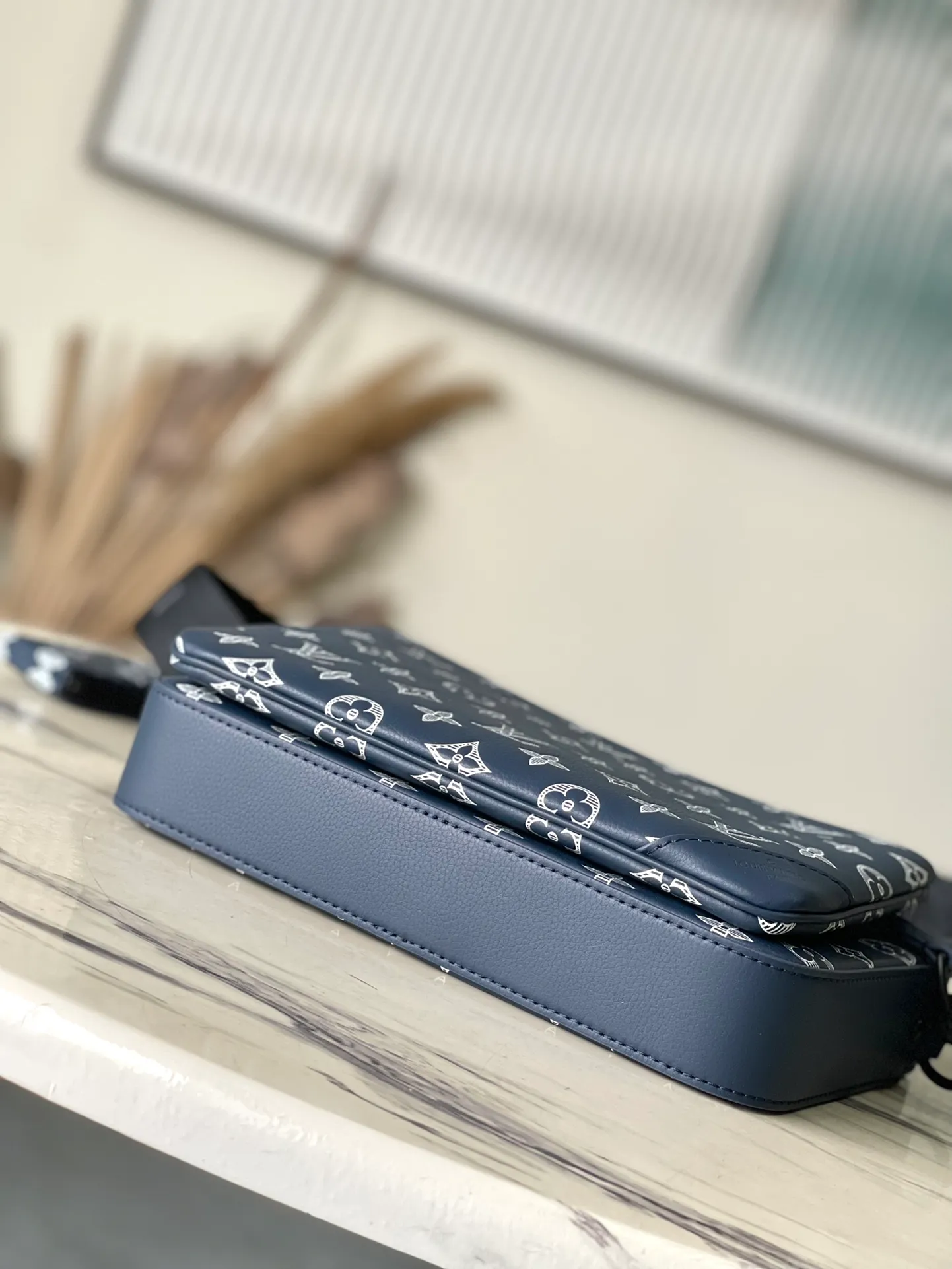 💰1160 (top layer leather) top original order M24753 This Tro messenger bag is made of Monogram Shadow cow leather. The Monogram pattern is depicted using embossing and printing processes, with a matte effect to highlight the silly atmosphere. The coin purse, main compartment and removable front pocket can all be used separately for a three-in-one function. Dimensions: 25 × 18.5 × 7cm