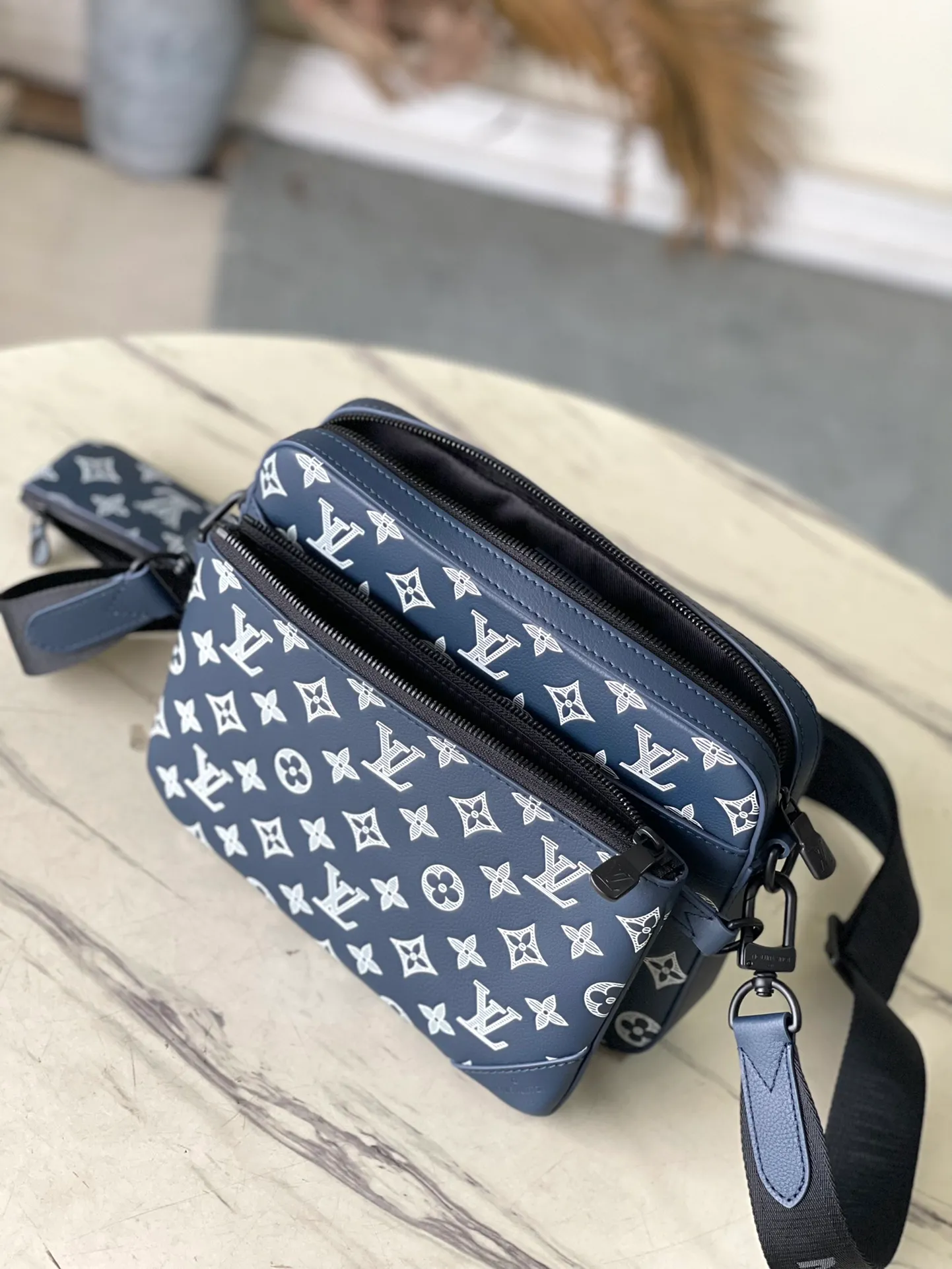 💰1160 (top layer leather) top original order M24753 This Tro messenger bag is made of Monogram Shadow cow leather. The Monogram pattern is depicted using embossing and printing processes, with a matte effect to highlight the silly atmosphere. The coin purse, main compartment and removable front pocket can all be used separately for a three-in-one function. Dimensions: 25 × 18.5 × 7cm
