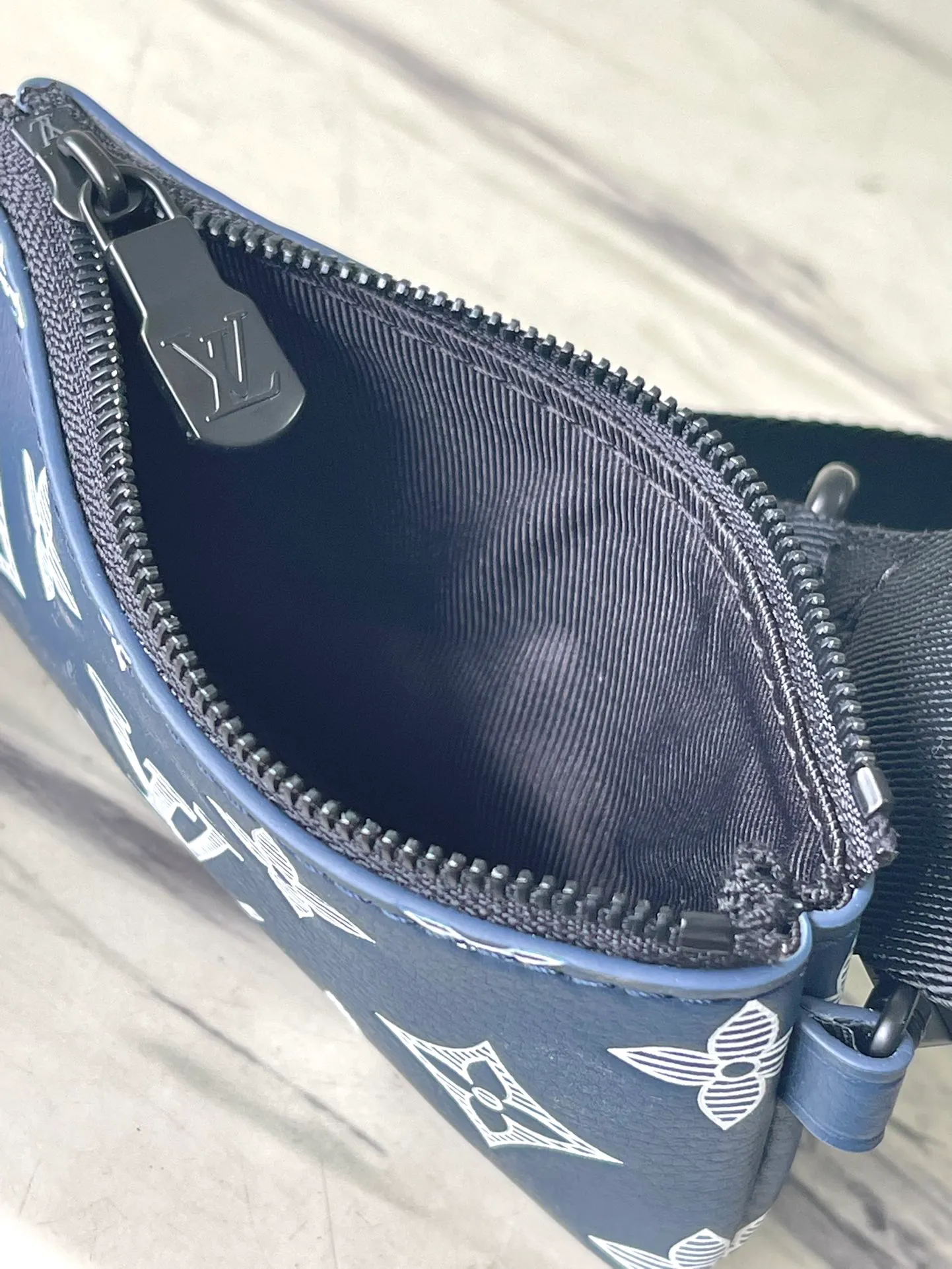 💰1160 (top layer leather) top original order M24753 This Tro messenger bag is made of Monogram Shadow cow leather. The Monogram pattern is depicted using embossing and printing processes, with a matte effect to highlight the silly atmosphere. The coin purse, main compartment and removable front pocket can all be used separately for a three-in-one function. Dimensions: 25 × 18.5 × 7cm