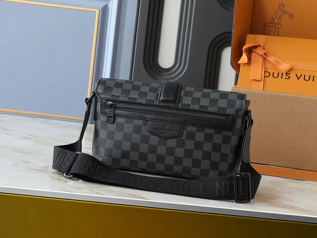 💰260💰Upgraded from the original M46794 M23741. This S-Cape messenger bag is made of Monogram black Taurillon leather. The novel opening and closing design traces back to the S-lock created by Georges Vuitton in 1886. The wide, adjustable jacquard strap woven with the Louis Vuitton logo allows for shoulder or cross-body wear. Dimensions: 28 x 16 x 10 cm (length x height x width)