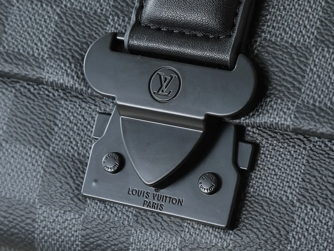 💰260💰Upgraded from the original M46794 M23741. This S-Cape messenger bag is made of Monogram black Taurillon leather. The novel opening and closing design traces back to the S-lock created by Georges Vuitton in 1886. The wide, adjustable jacquard strap woven with the Louis Vuitton logo allows for shoulder or cross-body wear. Dimensions: 28 x 16 x 10 cm (length x height x width)