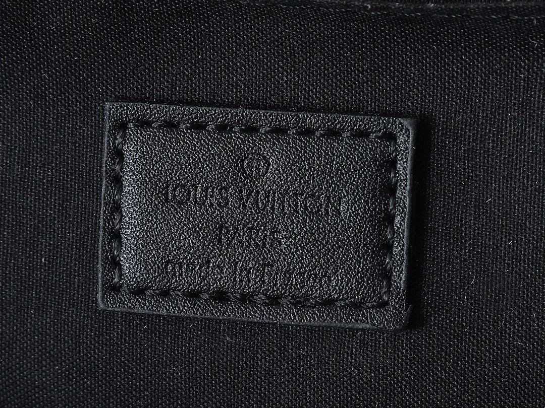 💰260💰Upgraded from the original M46794 M23741. This S-Cape messenger bag is made of Monogram black Taurillon leather. The novel opening and closing design traces back to the S-lock created by Georges Vuitton in 1886. The wide, adjustable jacquard strap woven with the Louis Vuitton logo allows for shoulder or cross-body wear. Dimensions: 28 x 16 x 10 cm (length x height x width)