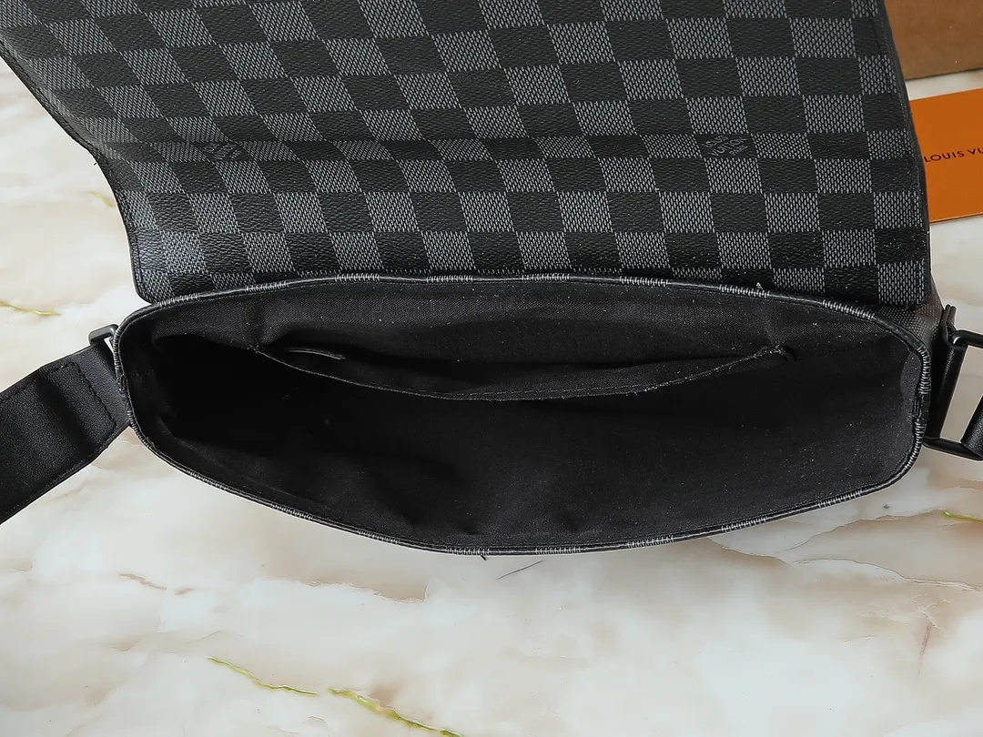 💰260💰Upgraded from the original M46794 M23741. This S-Cape messenger bag is made of Monogram black Taurillon leather. The novel opening and closing design traces back to the S-lock created by Georges Vuitton in 1886. The wide, adjustable jacquard strap woven with the Louis Vuitton logo allows for shoulder or cross-body wear. Dimensions: 28 x 16 x 10 cm (length x height x width)