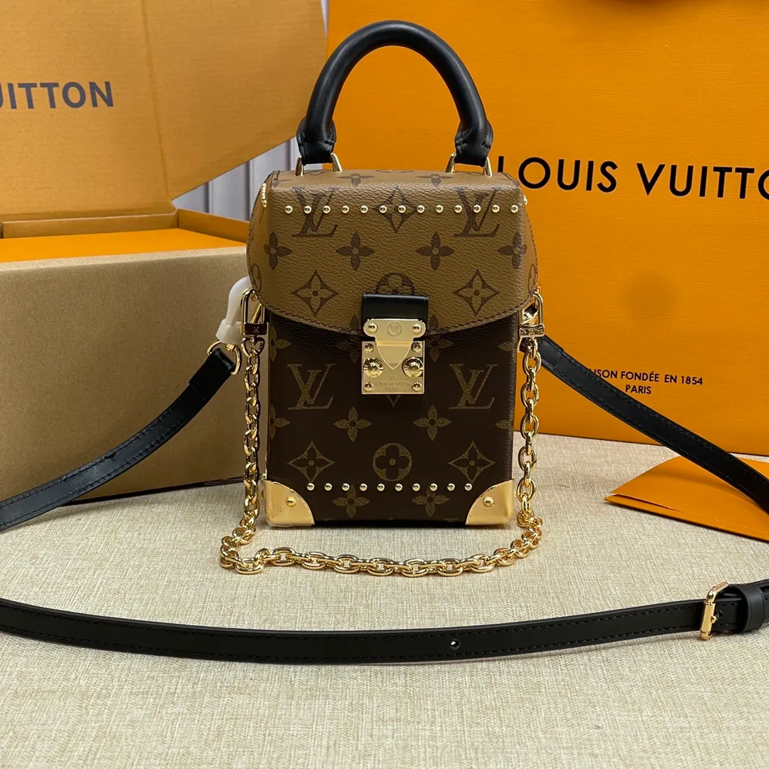 [Upgraded version] P520💰💝Upgraded version, comes with full packaging M82465🐶CAMERA BOX handbag This Camera Box handbag is made of Monogram and Monogram Reverse canvas to create a modern configuration, integrating S-lock locks, metal corners and studs and other iconic details of Petite Malle handbags. The slim chain adds a feminine touch, and the top handle adds comfortable carrying. Dimensions: 12.5 x 17.5x 6 cm