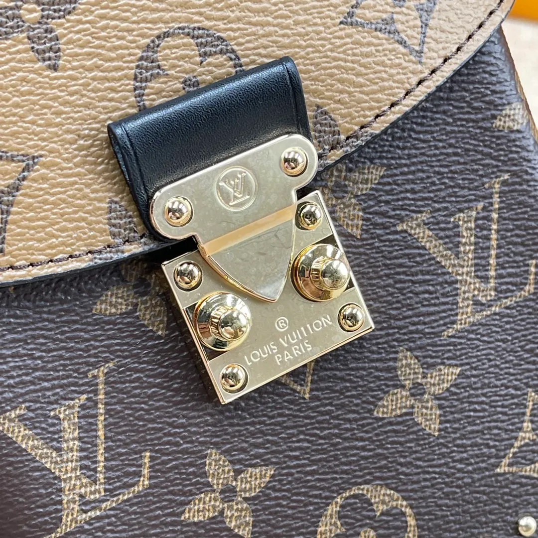 [Upgraded version] P520💰💝Upgraded version, comes with full packaging M82465🐶CAMERA BOX handbag This Camera Box handbag is made of Monogram and Monogram Reverse canvas to create a modern configuration, integrating S-lock locks, metal corners and studs and other iconic details of Petite Malle handbags. The slim chain adds a feminine touch, and the top handle adds comfortable carrying. Dimensions: 12.5 x 17.5x 6 cm