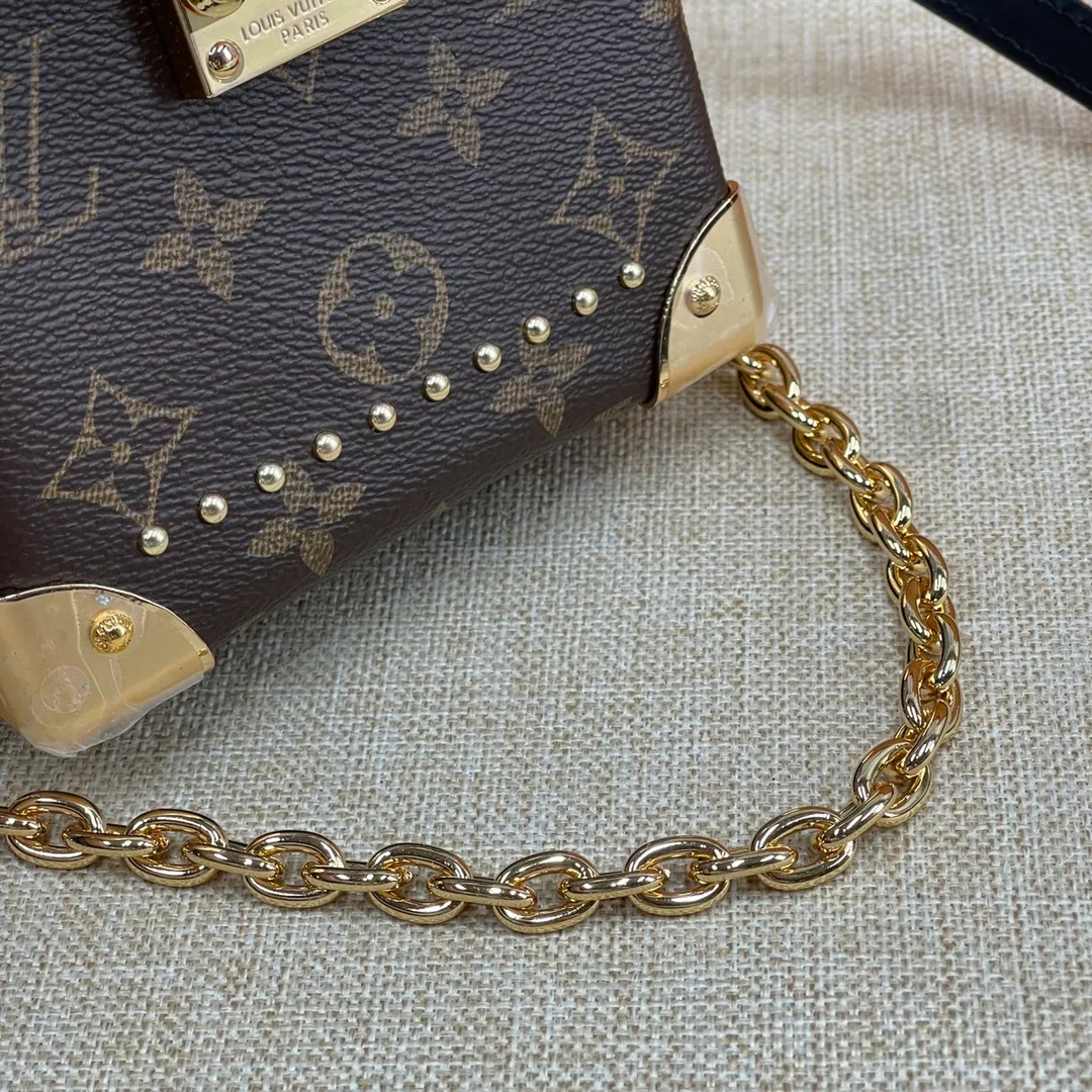 [Upgraded version] P520💰💝Upgraded version, comes with full packaging M82465🐶CAMERA BOX handbag This Camera Box handbag is made of Monogram and Monogram Reverse canvas to create a modern configuration, integrating S-lock locks, metal corners and studs and other iconic details of Petite Malle handbags. The slim chain adds a feminine touch, and the top handle adds comfortable carrying. Dimensions: 12.5 x 17.5x 6 cm