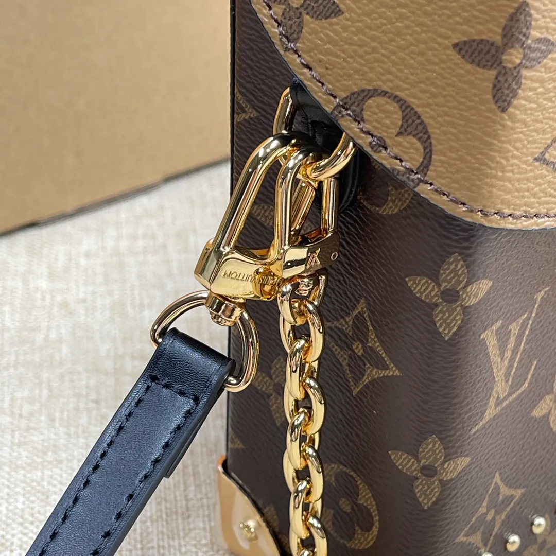 [Upgraded version] P520💰💝Upgraded version, comes with full packaging M82465🐶CAMERA BOX handbag This Camera Box handbag is made of Monogram and Monogram Reverse canvas to create a modern configuration, integrating S-lock locks, metal corners and studs and other iconic details of Petite Malle handbags. The slim chain adds a feminine touch, and the top handle adds comfortable carrying. Dimensions: 12.5 x 17.5x 6 cm