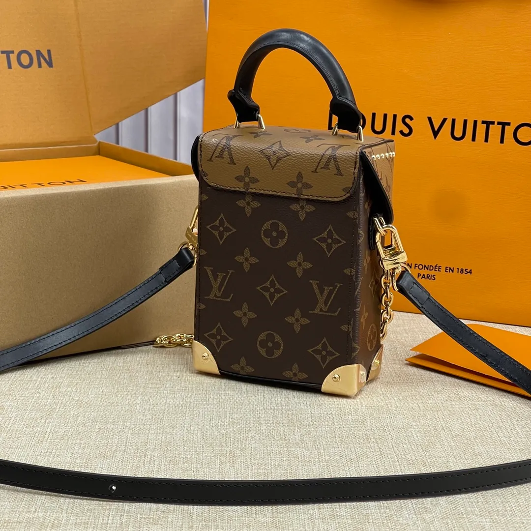 [Upgraded version] P520💰💝Upgraded version, comes with full packaging M82465🐶CAMERA BOX handbag This Camera Box handbag is made of Monogram and Monogram Reverse canvas to create a modern configuration, integrating S-lock locks, metal corners and studs and other iconic details of Petite Malle handbags. The slim chain adds a feminine touch, and the top handle adds comfortable carrying. Dimensions: 12.5 x 17.5x 6 cm
