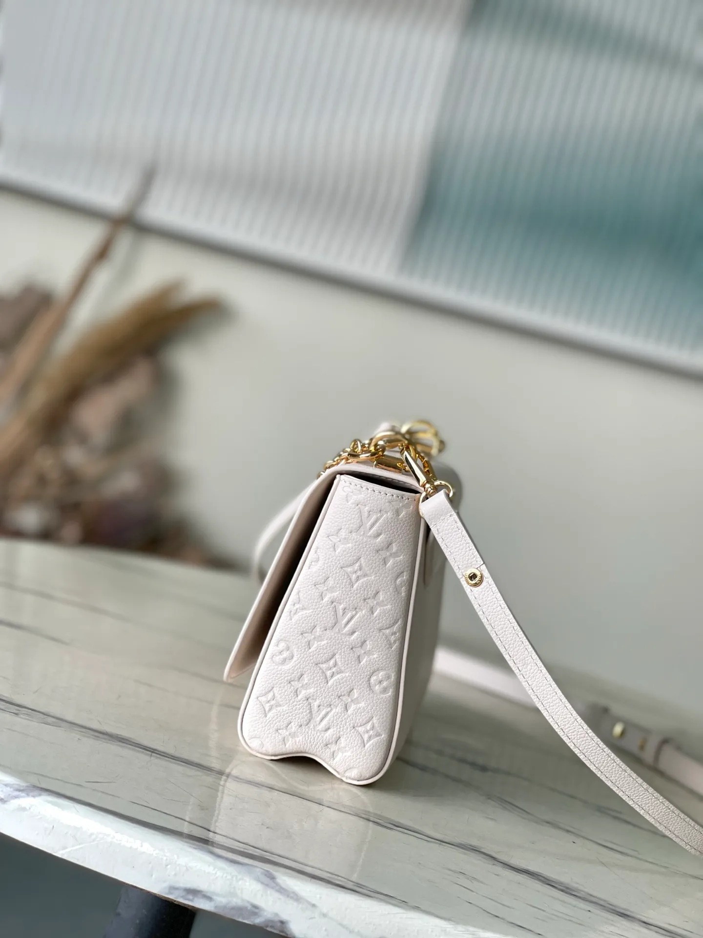 💰1160 (top layer leather) top original order M14341 Harmony series Monogram flowers and Pulfygram jewelry series elements, renewing the TwistSlim medium handbag with decorative chains. Taurillon cow leather is dip-dyed in elegant tones, the LVTwist twist lock continues the iconic design, and the detachable mirror makes it easy to organize your makeup. Dimensions: 23 × 16 × 8 cm