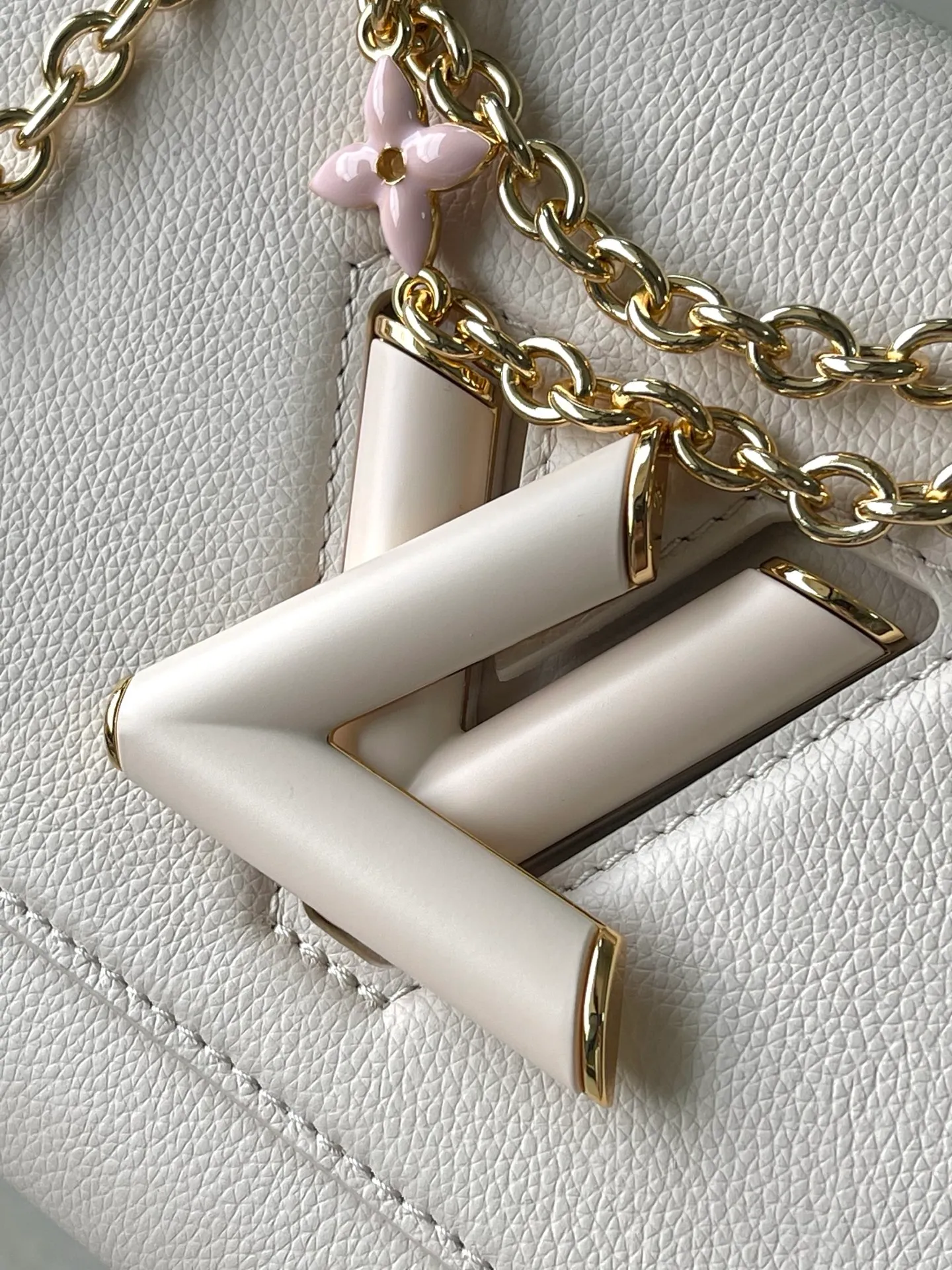 💰1160 (top layer leather) top original order M14341 Harmony series Monogram flowers and Pulfygram jewelry series elements, renewing the TwistSlim medium handbag with decorative chains. Taurillon cow leather is dip-dyed in elegant tones, the LVTwist twist lock continues the iconic design, and the detachable mirror makes it easy to organize your makeup. Dimensions: 23 × 16 × 8 cm