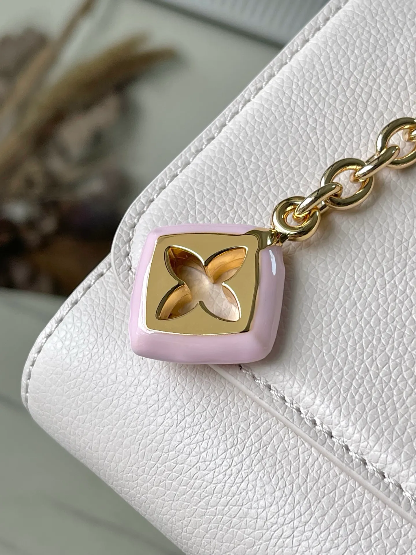 💰1160 (top layer leather) top original order M14341 Harmony series Monogram flowers and Pulfygram jewelry series elements, renewing the TwistSlim medium handbag with decorative chains. Taurillon cow leather is dip-dyed in elegant tones, the LVTwist twist lock continues the iconic design, and the detachable mirror makes it easy to organize your makeup. Dimensions: 23 × 16 × 8 cm