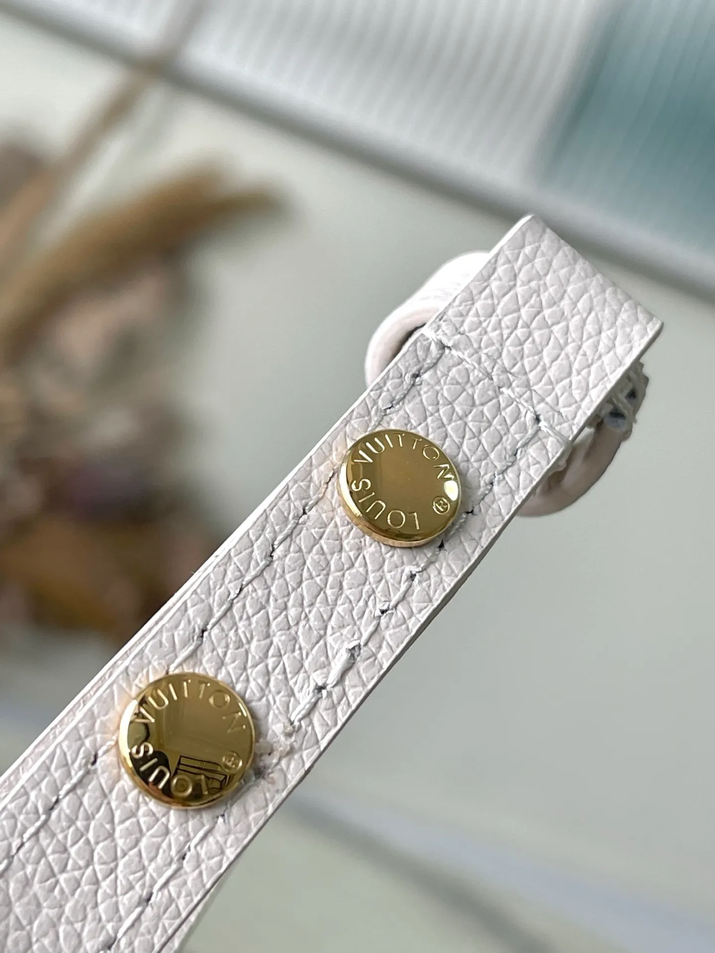 💰1160 (top layer leather) top original order M14341 Harmony series Monogram flowers and Pulfygram jewelry series elements, renewing the TwistSlim medium handbag with decorative chains. Taurillon cow leather is dip-dyed in elegant tones, the LVTwist twist lock continues the iconic design, and the detachable mirror makes it easy to organize your makeup. Dimensions: 23 × 16 × 8 cm