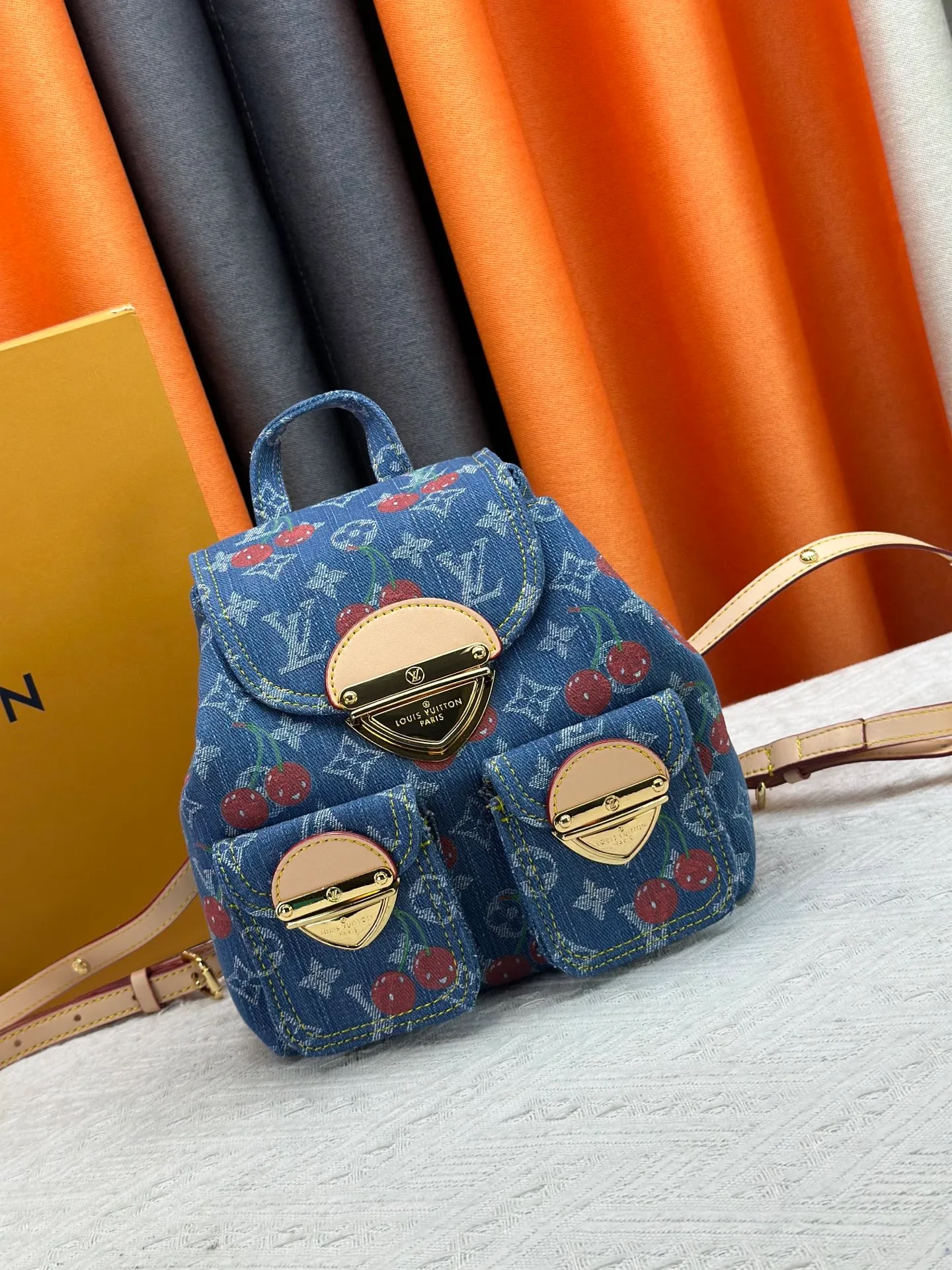 P340 M13679 M13031 M46836 M13081 Upgraded original version This Venice backpack is from the Louis Vuitton x Takashi Murakami replica series. The Monogram denim is blended with personalized cherry embroidery, using interesting brushwork to interpret the colorful interest painted by Japanese artists. Fine leather outlines the slender shoulder straps, and shiny buckles accentuate the flap and outer pocket. 26 x 7 x 24 cm (height x width x length)