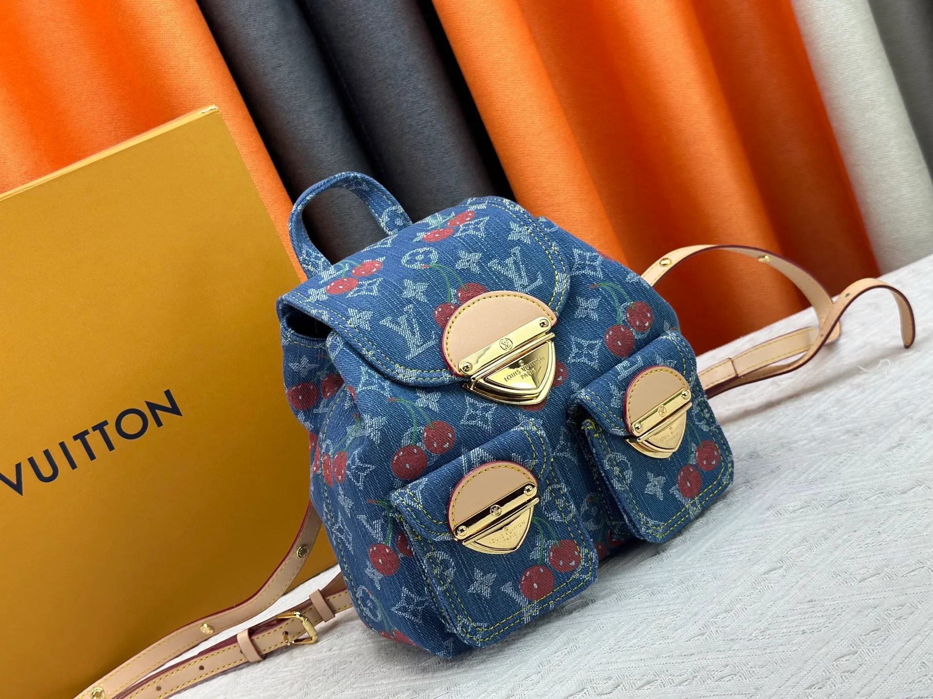 P340 M13679 M13031 M46836 M13081 Upgraded original version This Venice backpack is from the Louis Vuitton x Takashi Murakami replica series. The Monogram denim is blended with personalized cherry embroidery, using interesting brushwork to interpret the colorful interest painted by Japanese artists. Fine leather outlines the slender shoulder straps, and shiny buckles accentuate the flap and outer pocket. 26 x 7 x 24 cm (height x width x length)